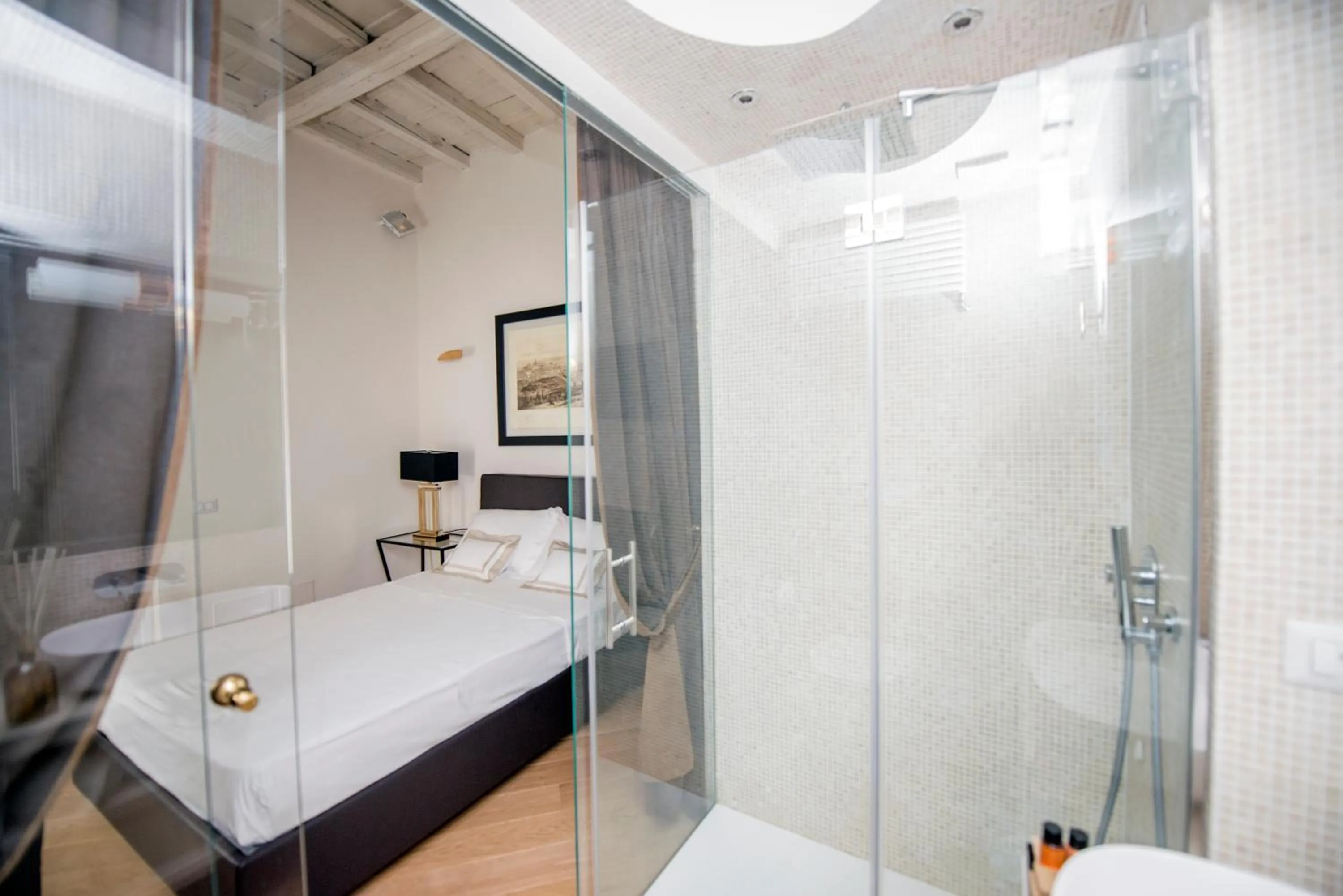 Shower, Bed in StarHome Pantheon