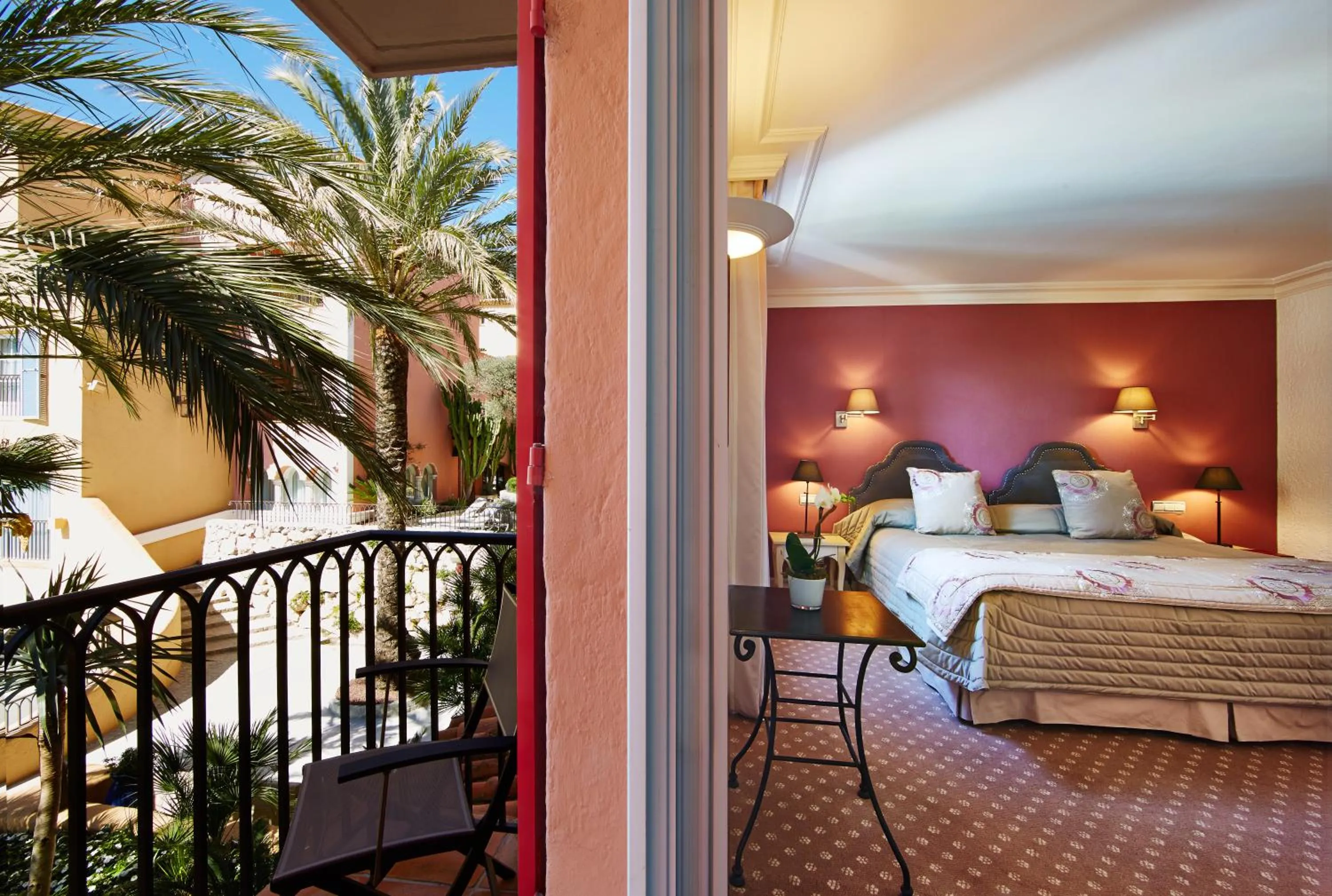 Bedroom, Bed in Hotel Byblos Saint-Tropez