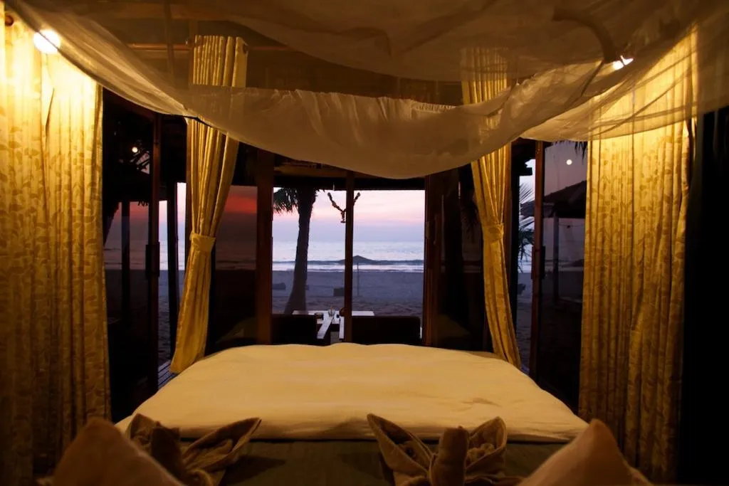 Bed in Dunhill Beach Resort