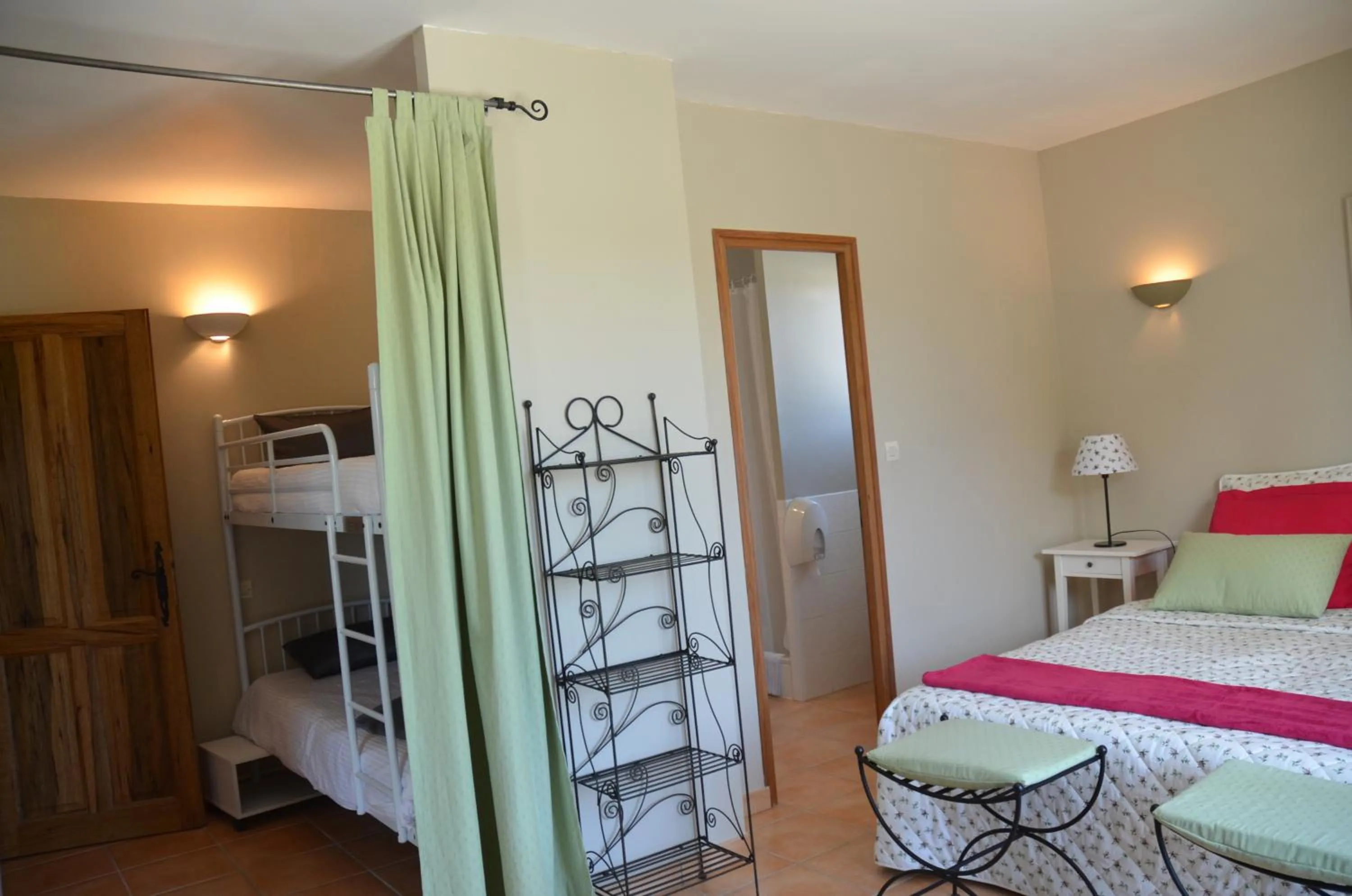 Photo of the whole room, Bed in Villa des Cammaous