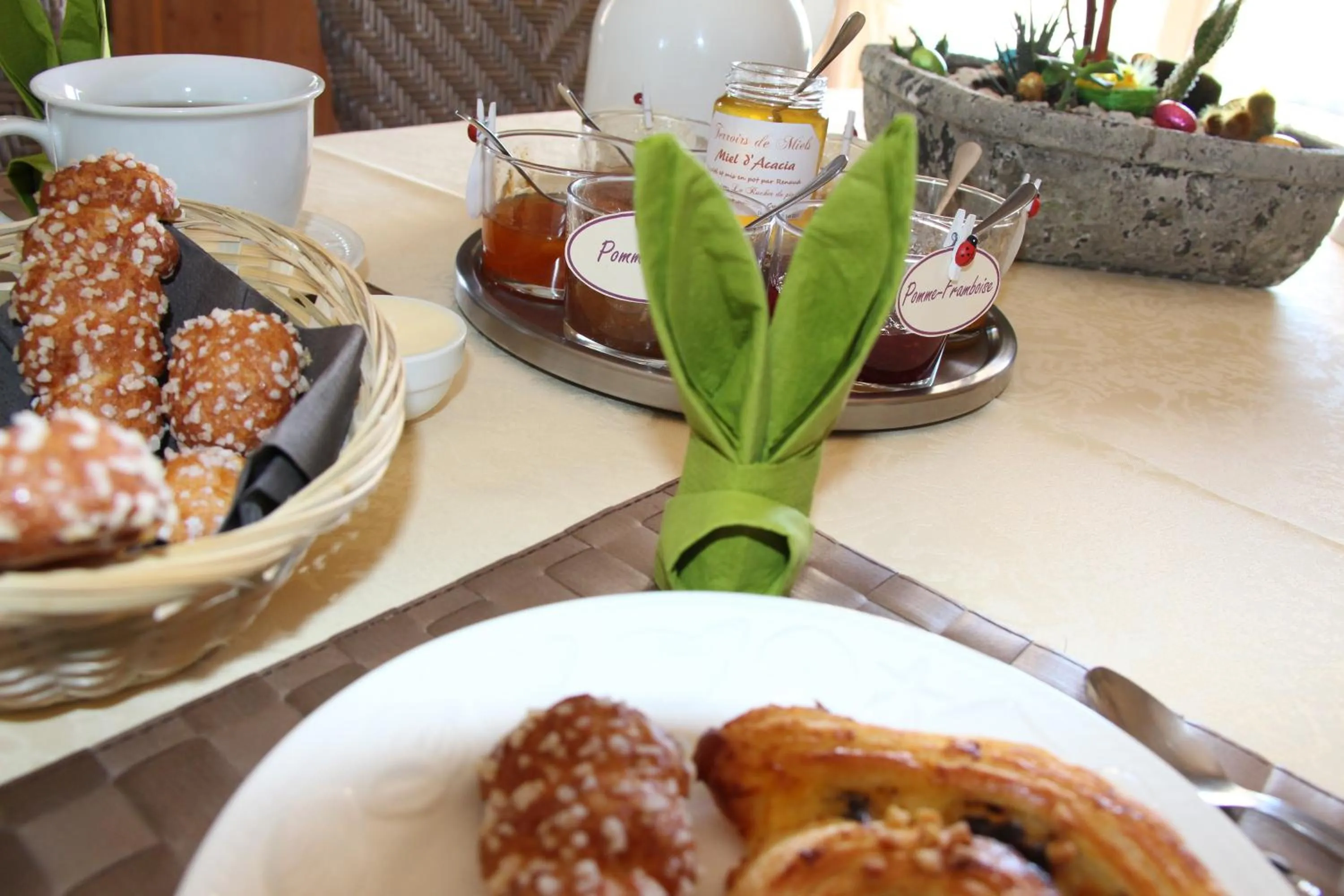 Buffet breakfast in Villa des Cammaous