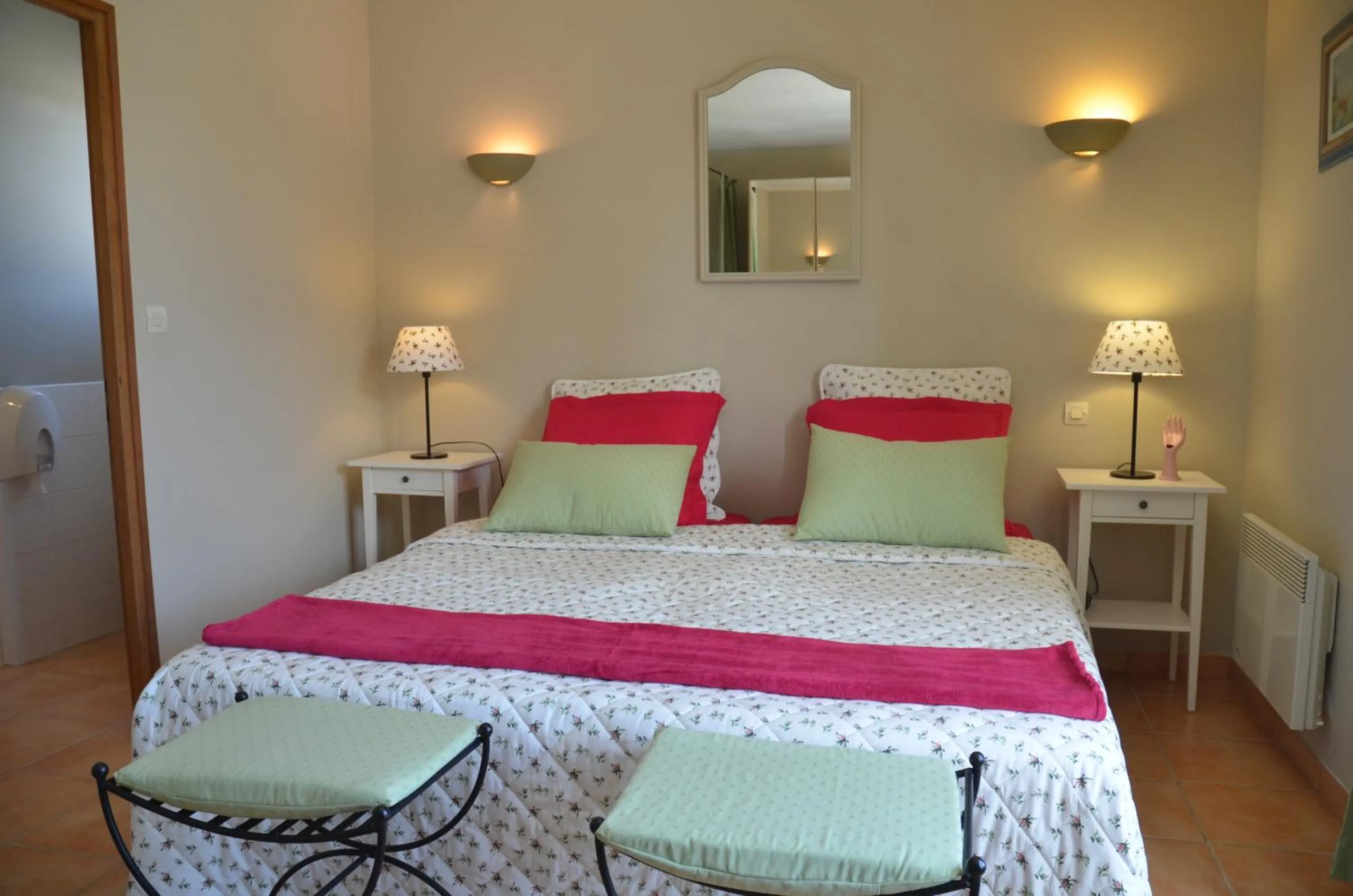 Garden view, Bed in Villa des Cammaous