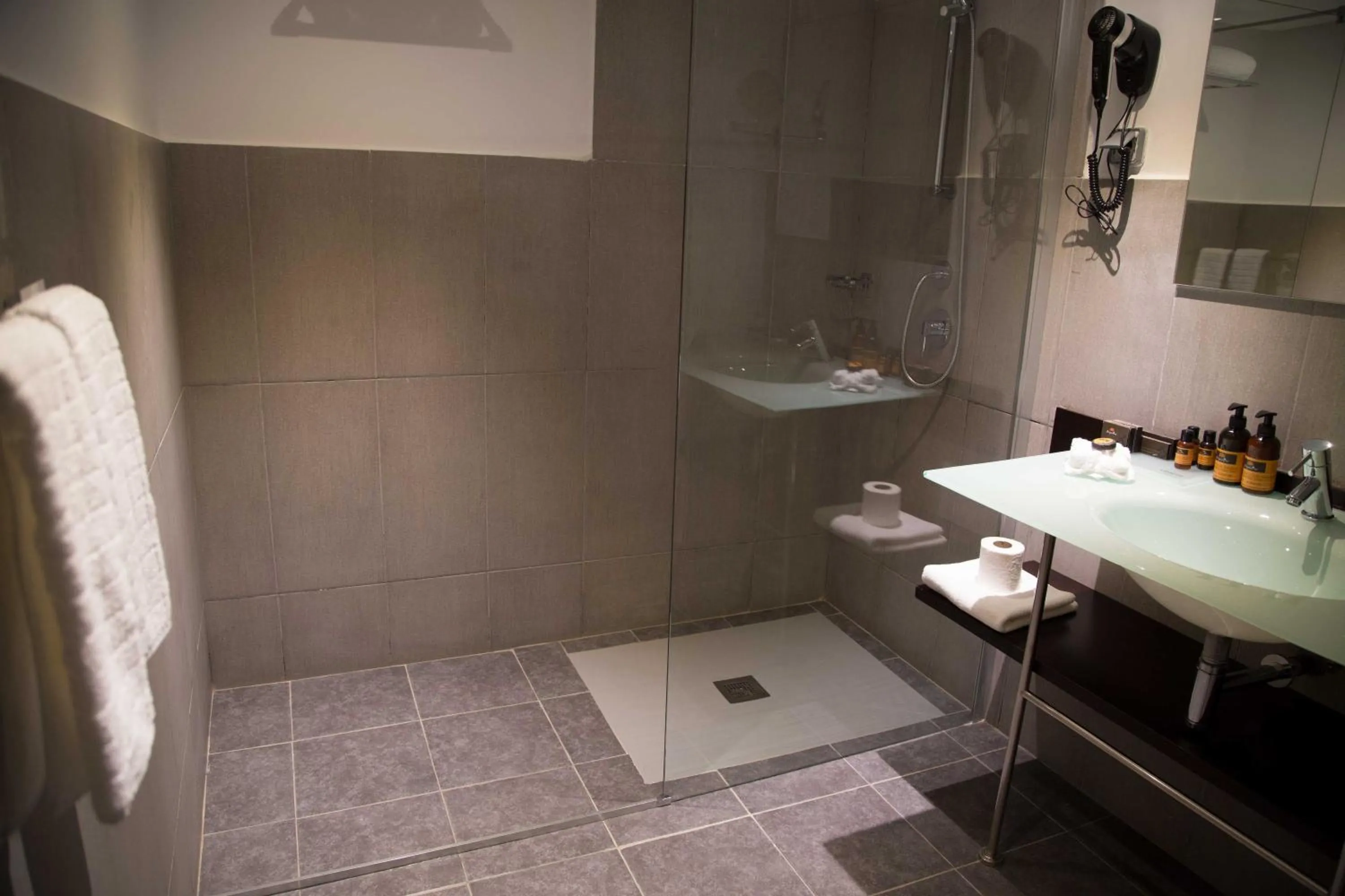 Shower in Hôtel Semiramis City Center