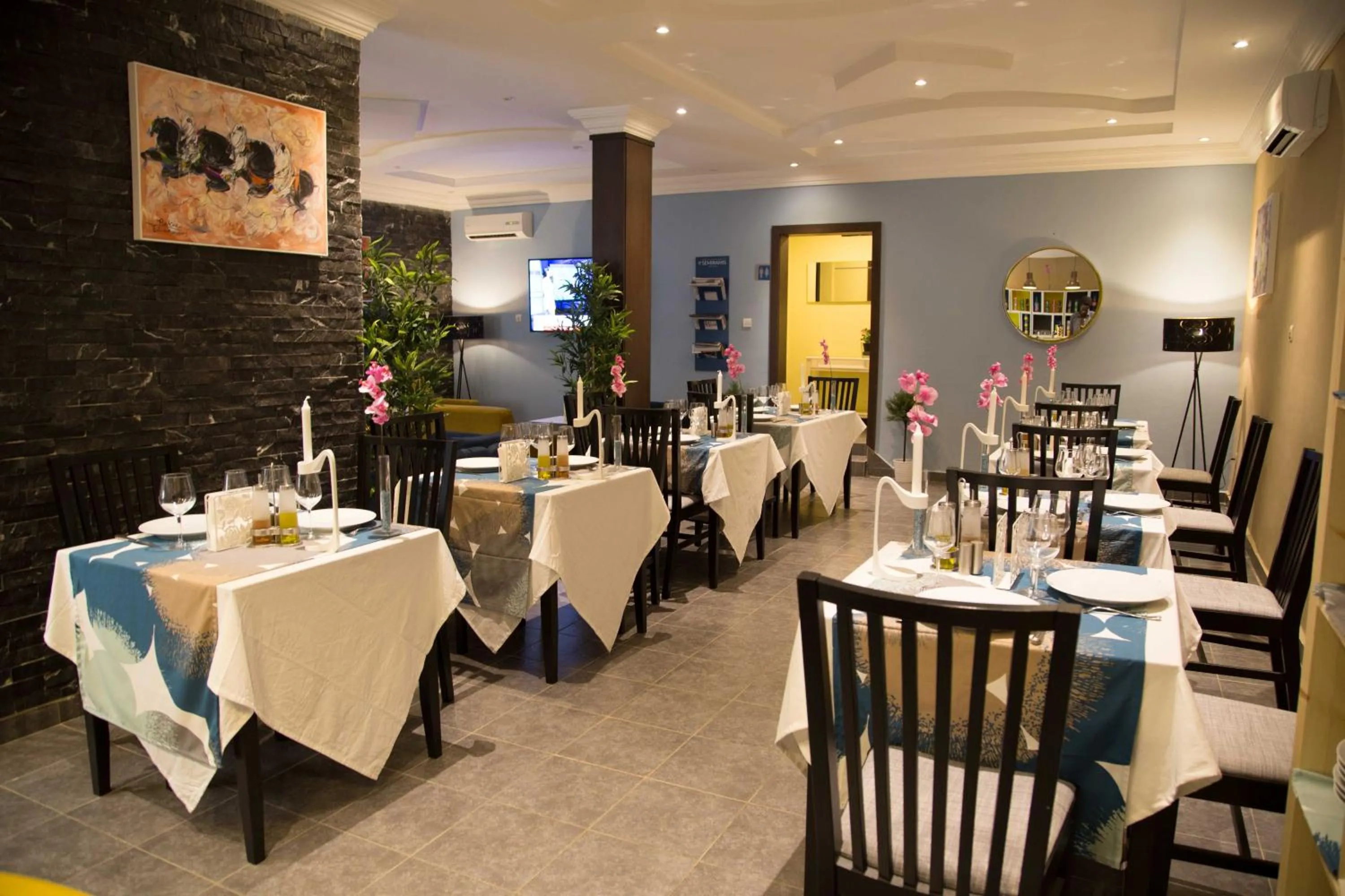 Restaurant/places to eat in Hôtel Semiramis City Center