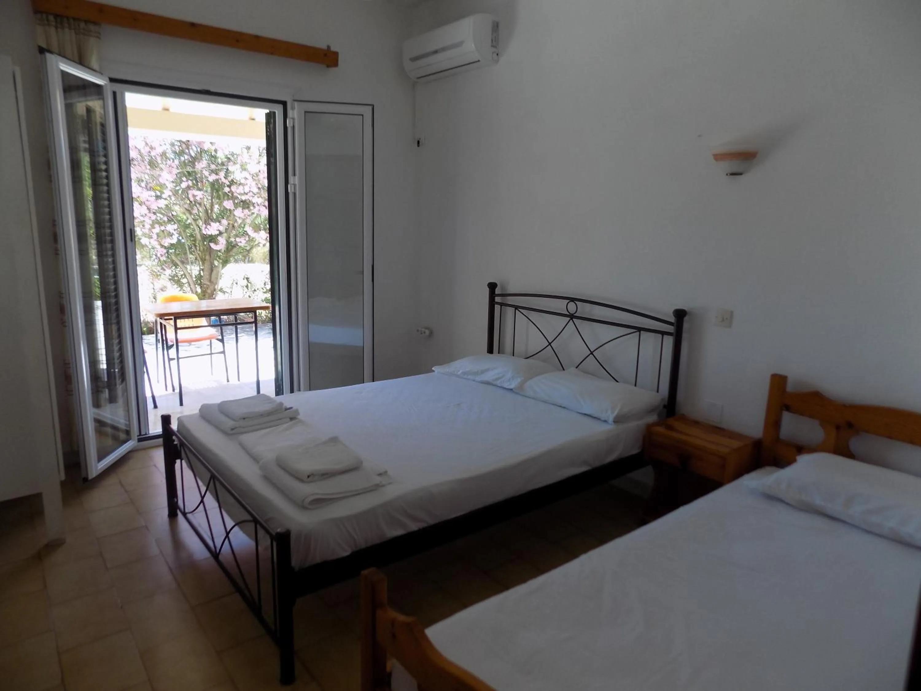 Bed in Apartments Elli - Nikos