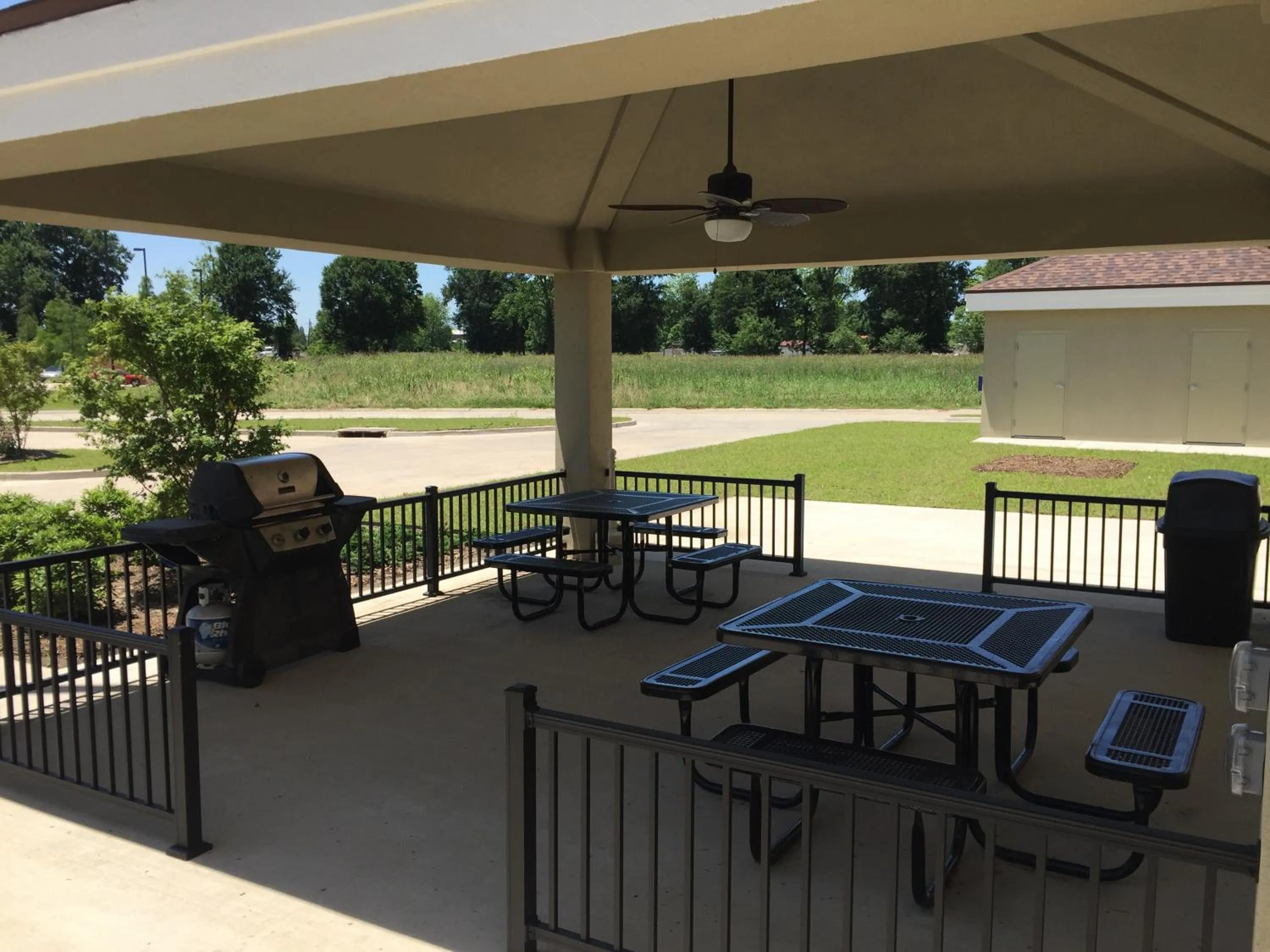 BBQ facilities in Suburban Studios Donaldsonville - Gonzales