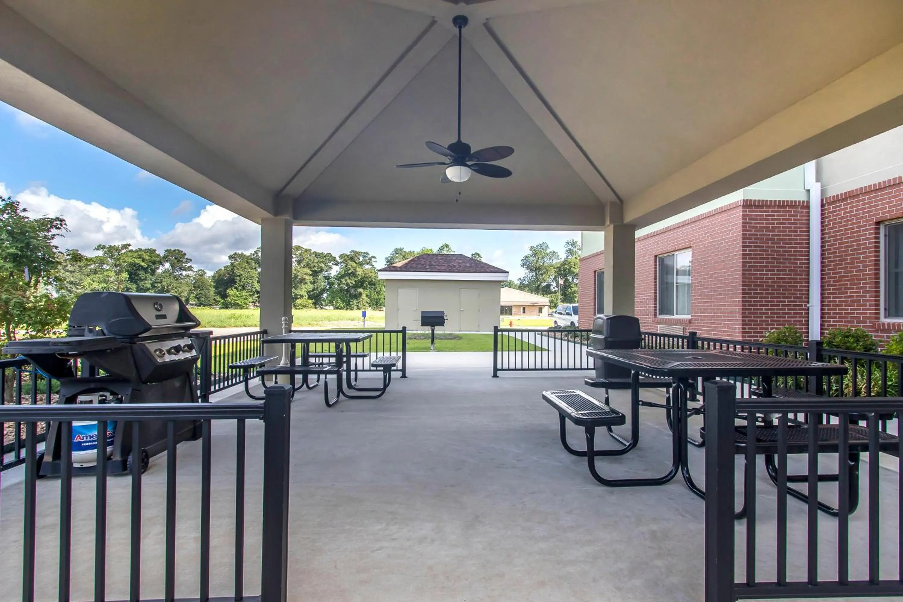 BBQ facilities in Suburban Studios Donaldsonville - Gonzales