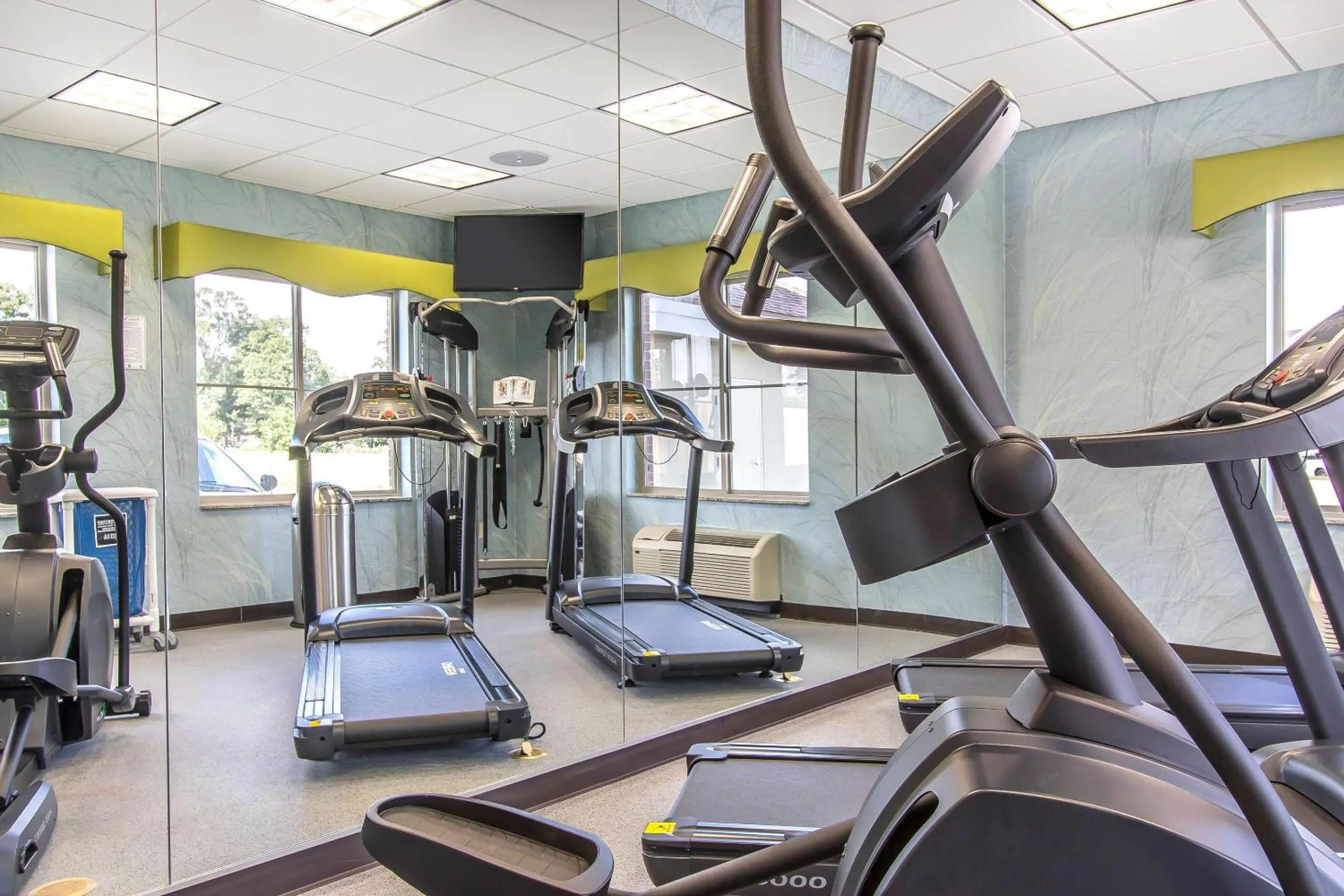 Fitness centre/facilities in Suburban Studios Donaldsonville - Gonzales