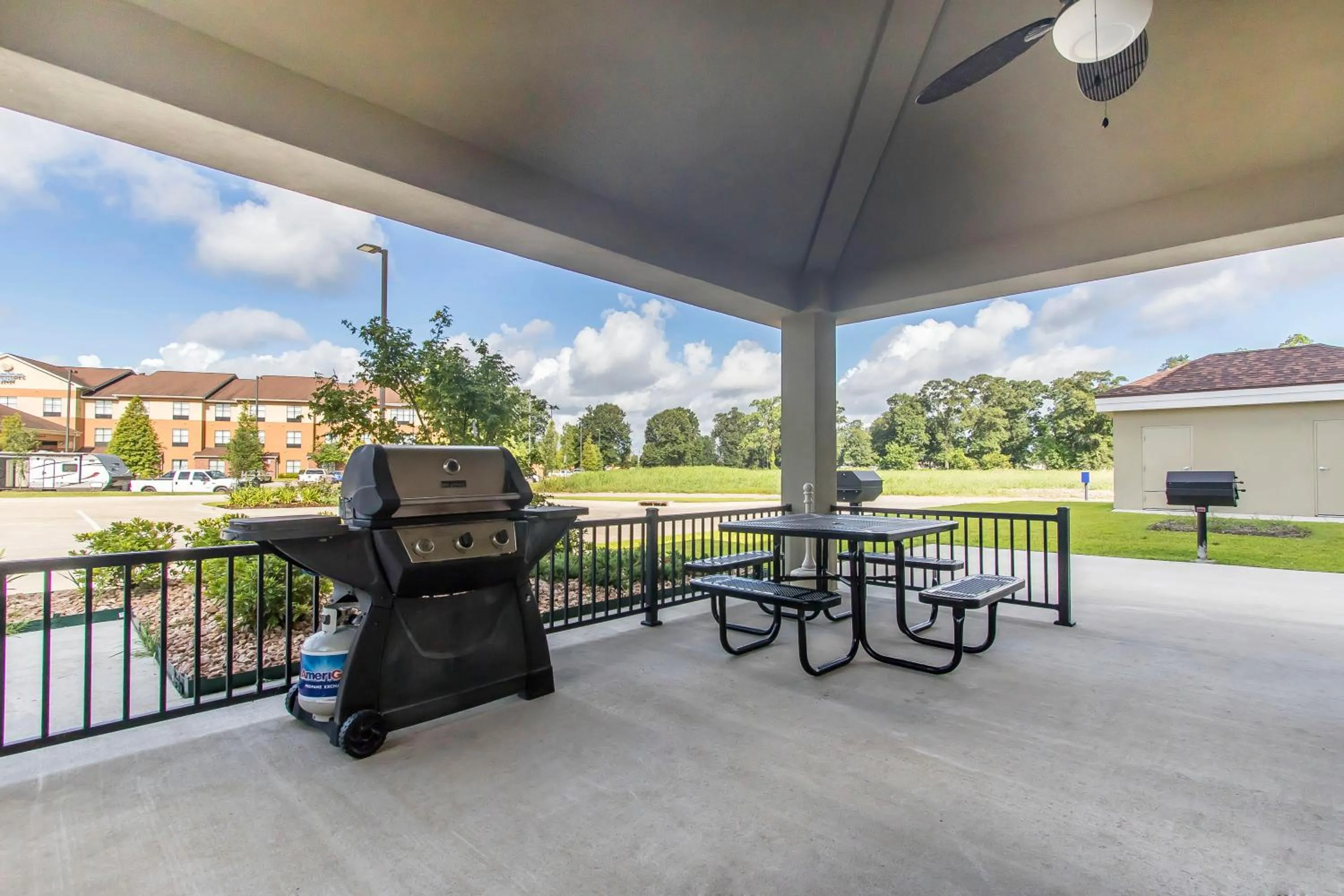 BBQ facilities in Suburban Studios Donaldsonville - Gonzales