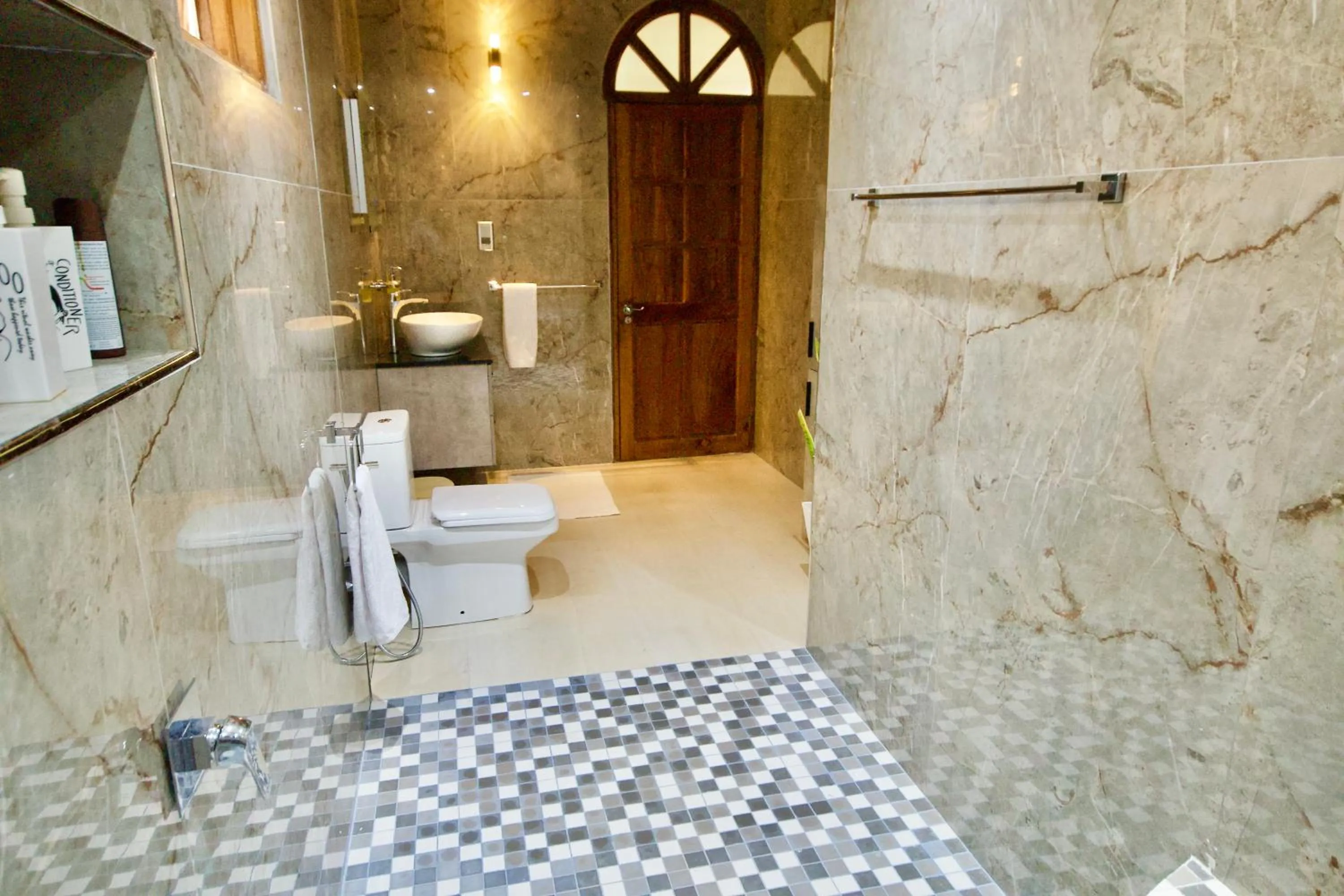 Bathroom in La Petite Maison and Sea Splash
