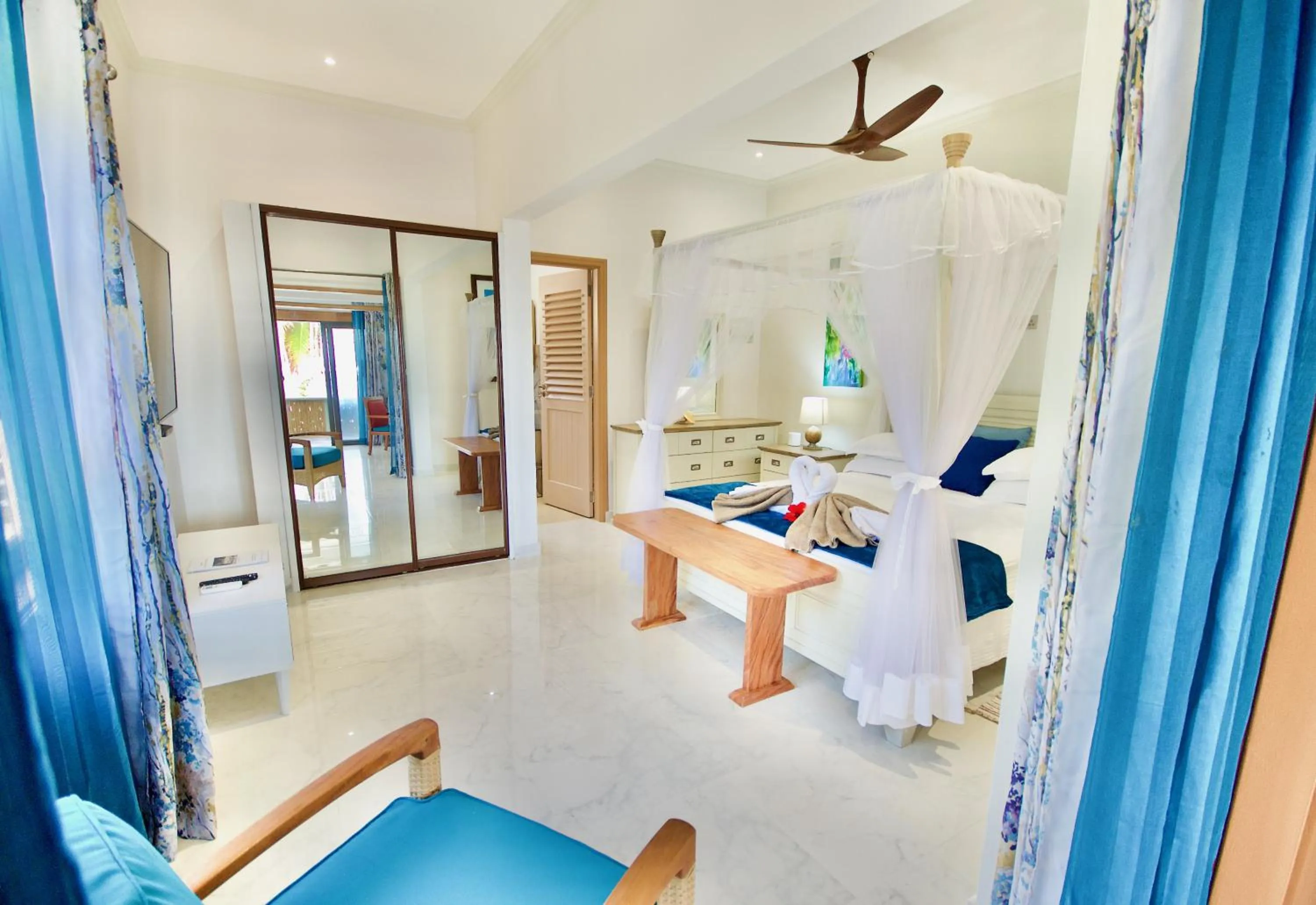 Photo of the whole room in La Petite Maison and Sea Splash