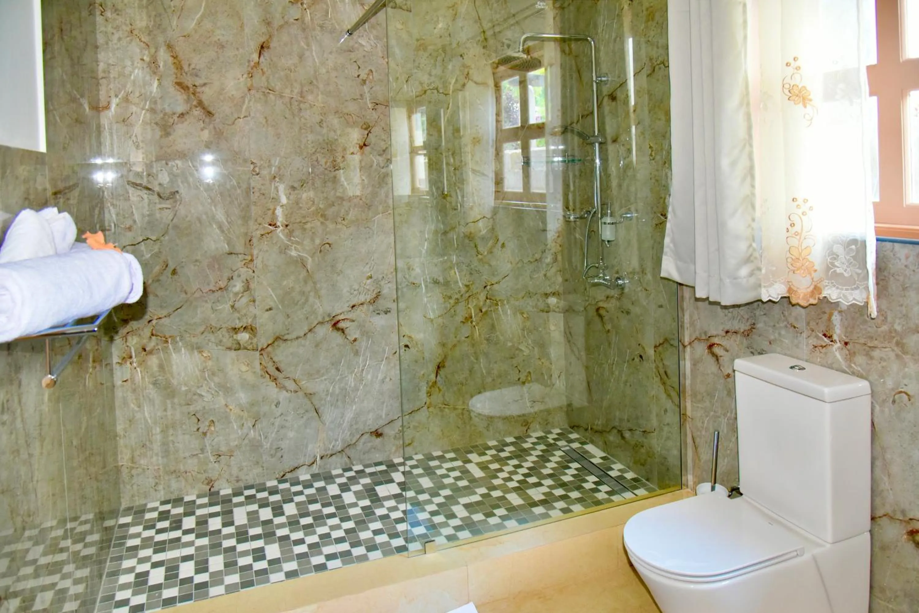 Shower in La Petite Maison and Sea Splash