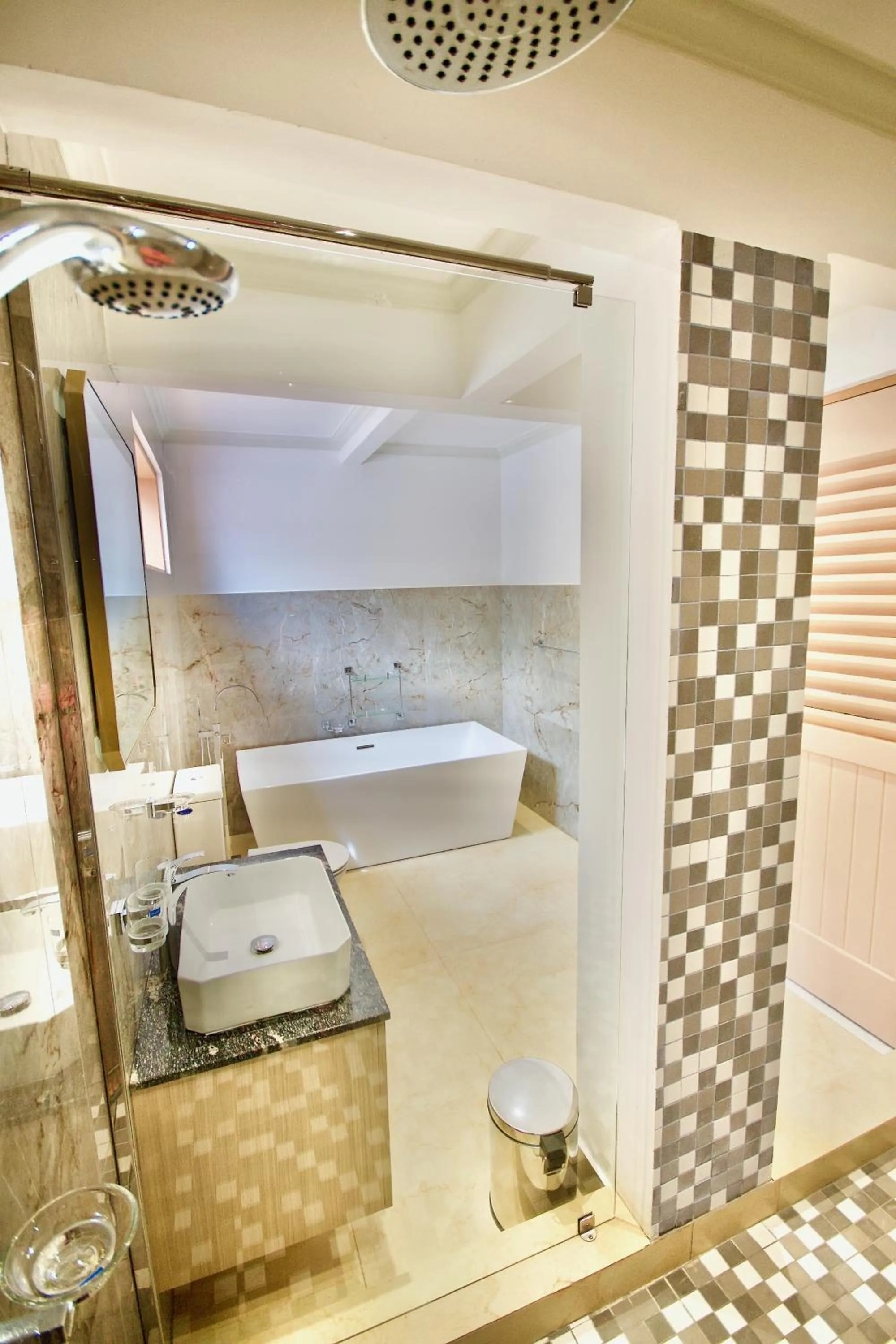 Bathroom in La Petite Maison and Sea Splash