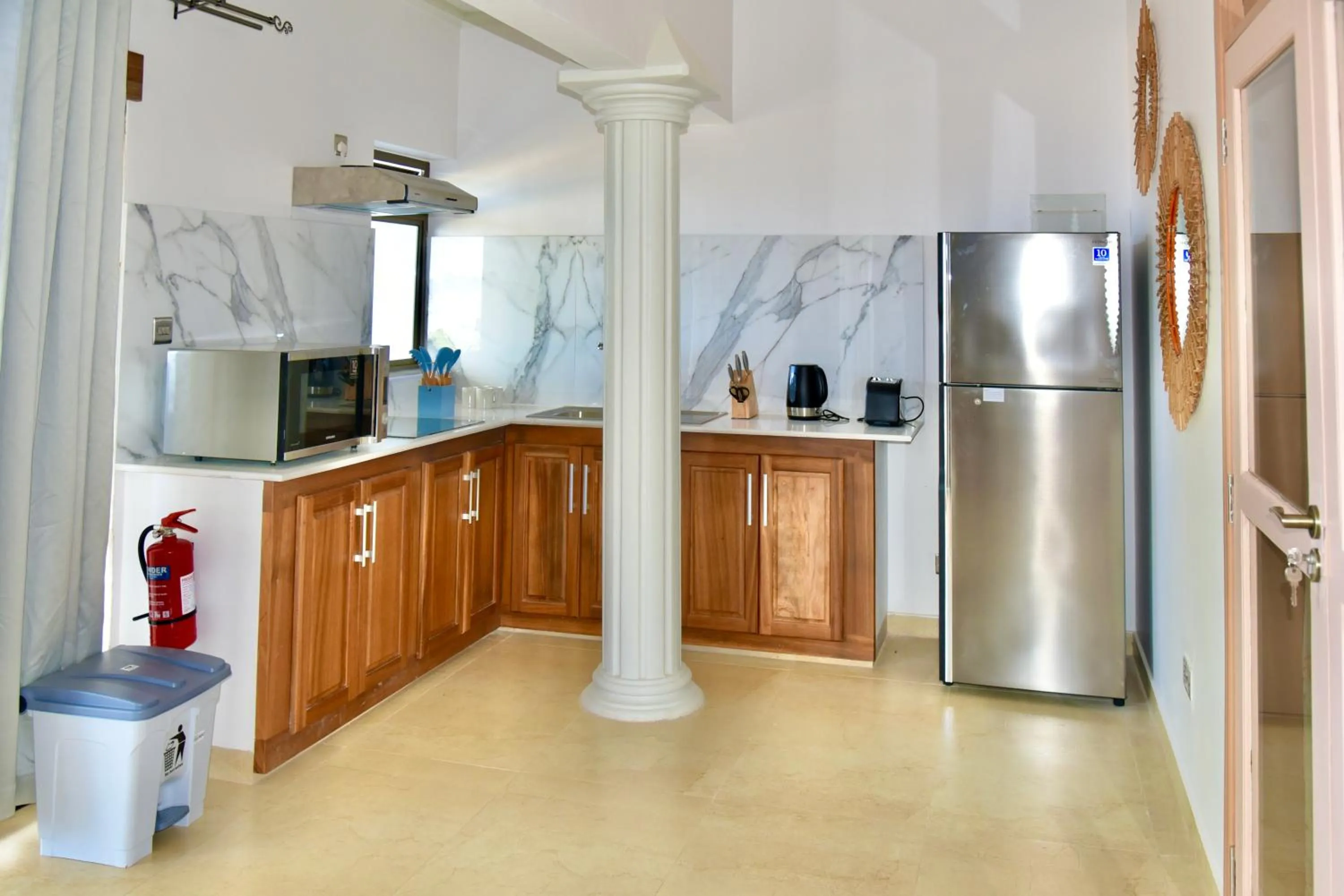 Kitchen or kitchenette in La Petite Maison and Sea Splash