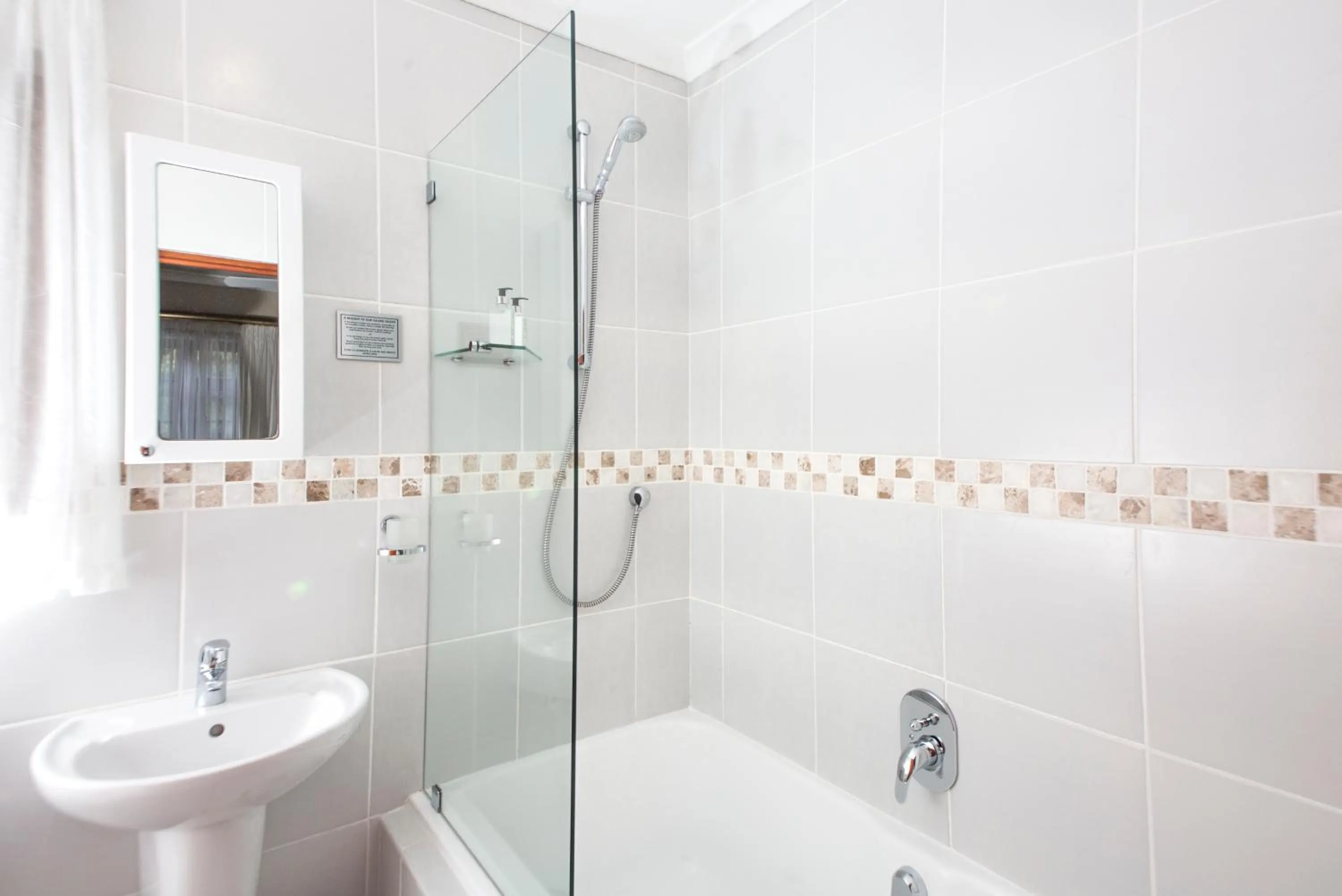 Shower in Kingfisher GuestHouse