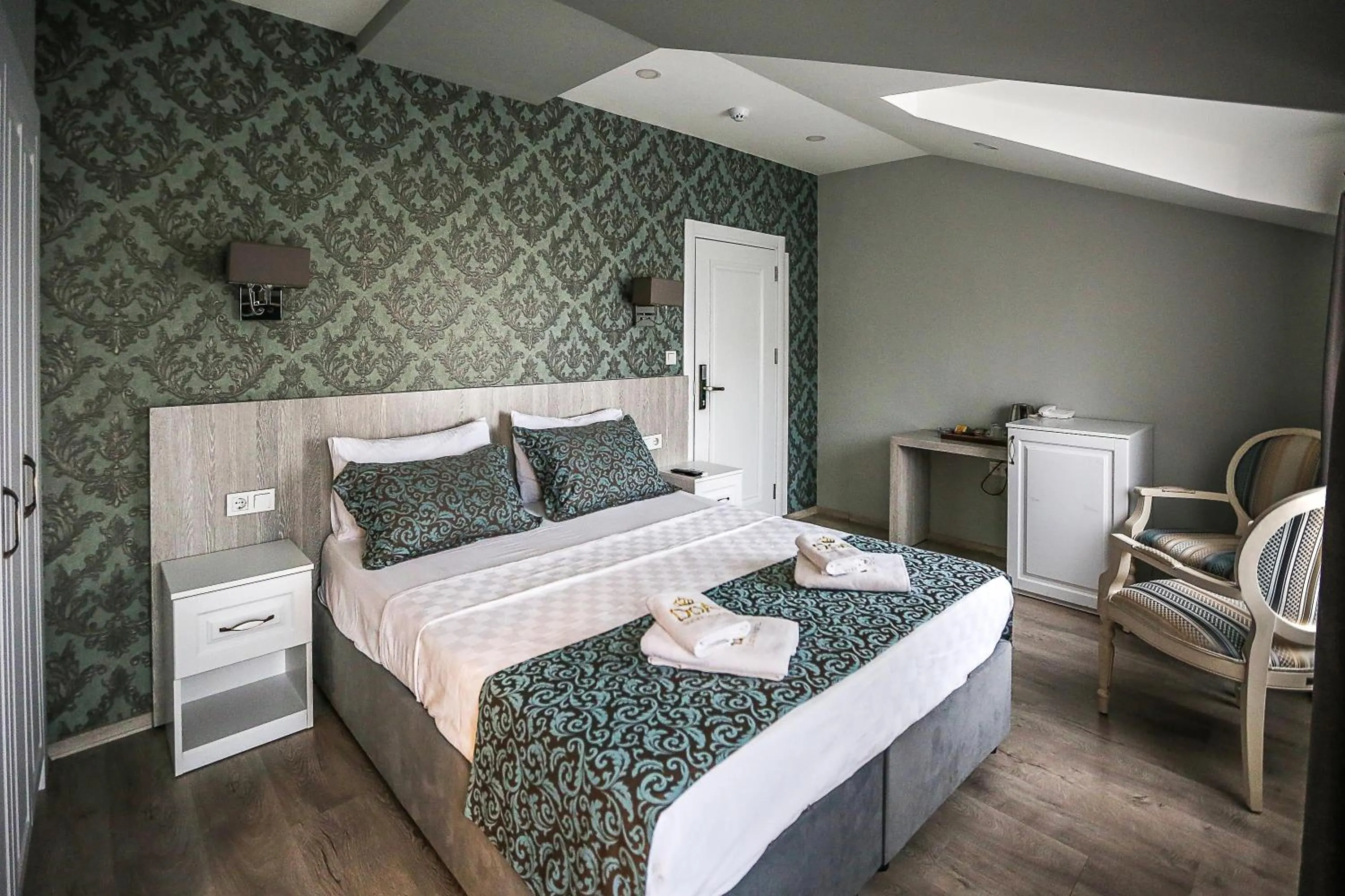 Bedroom, Bed in Doa Suite Hotel