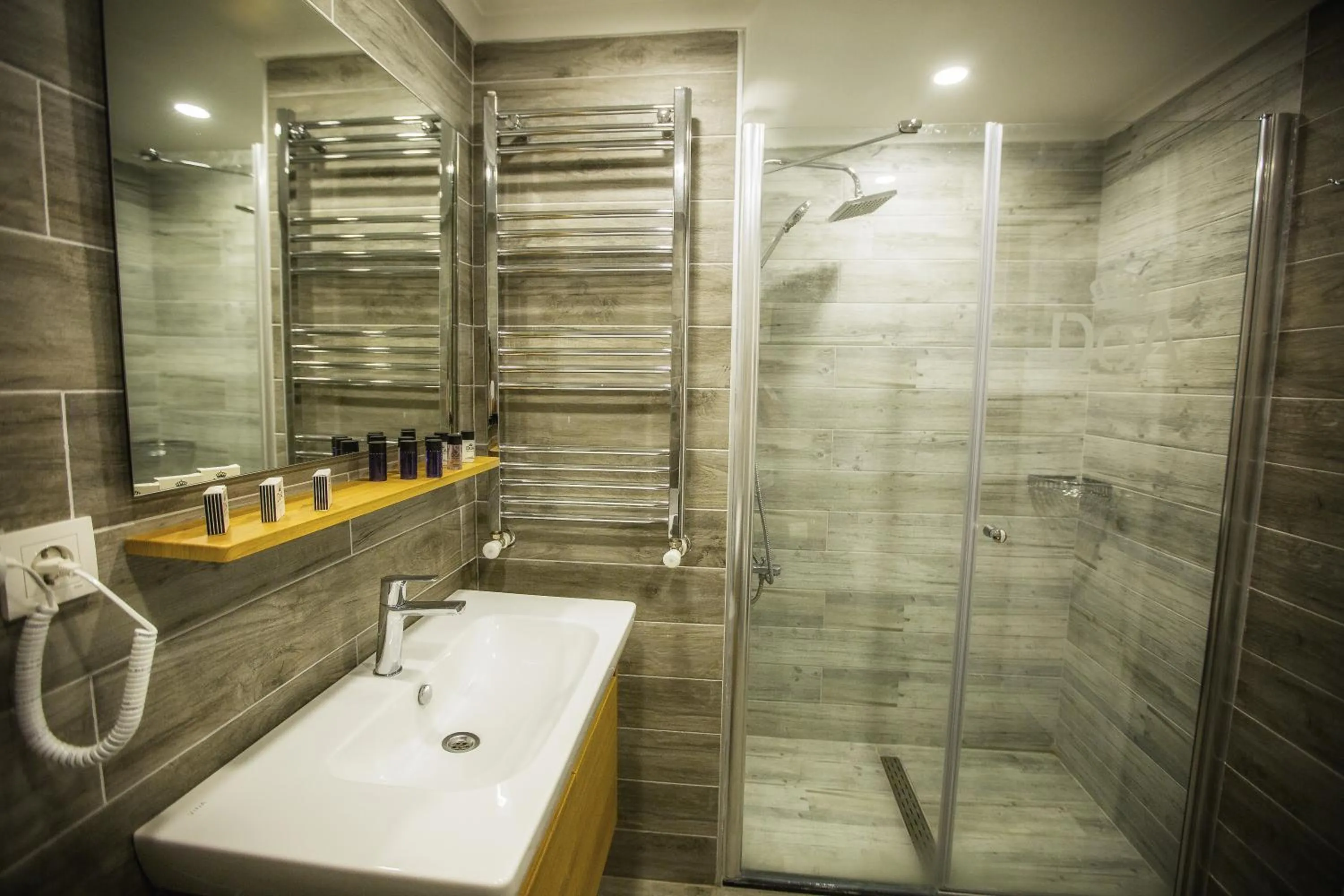 Shower in Doa Suite Hotel