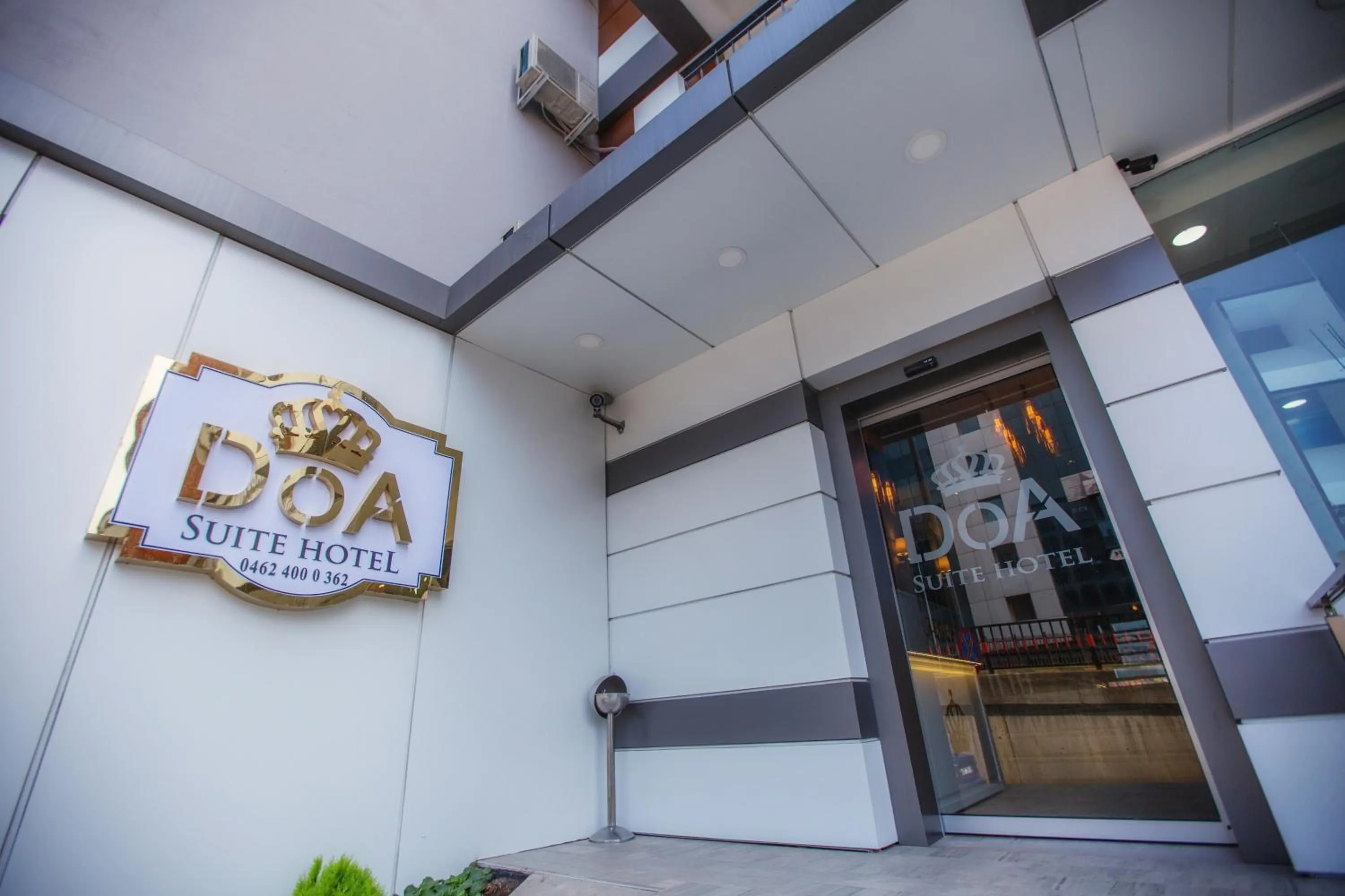 Facade/entrance in Doa Suite Hotel