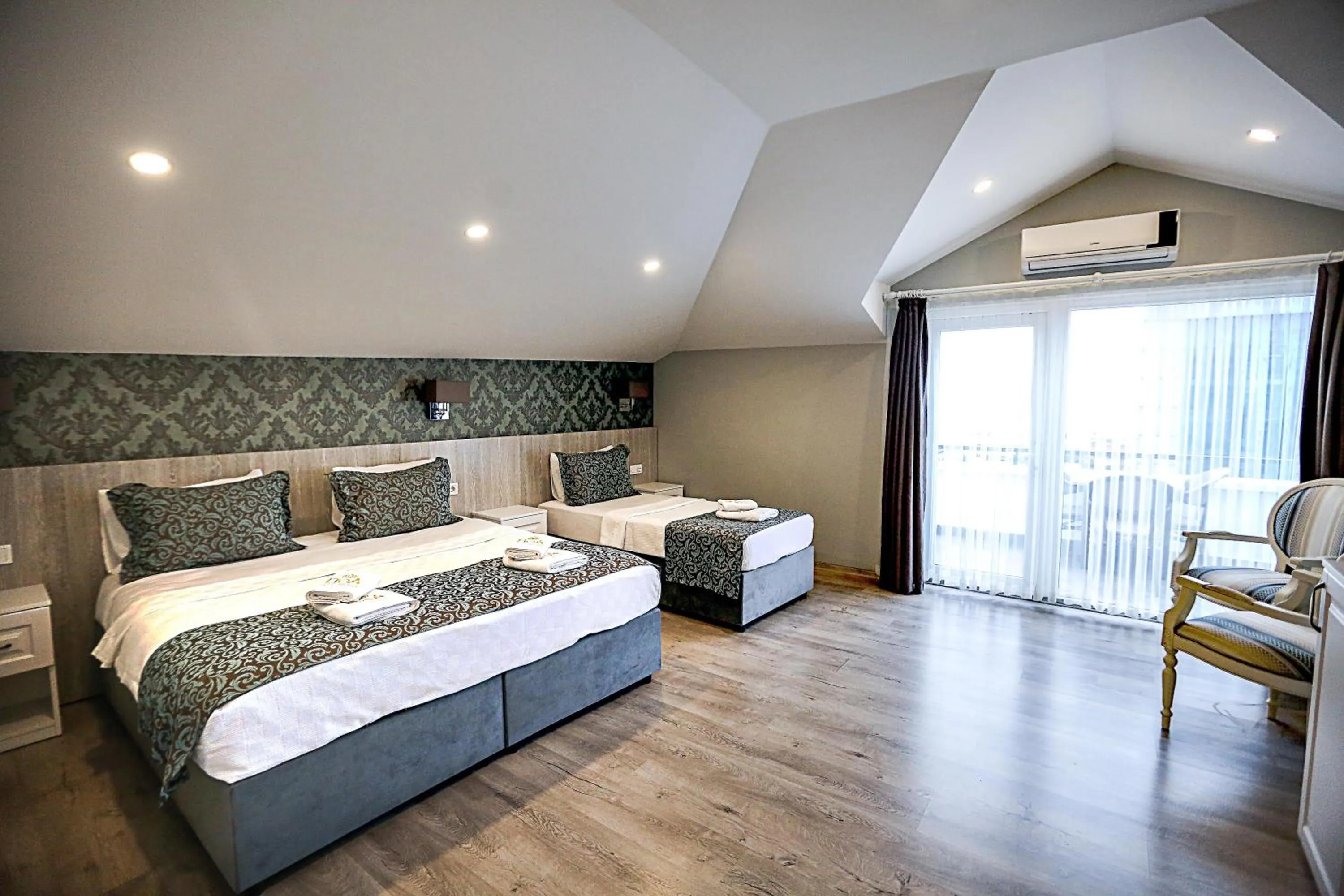 Bedroom, Bed in Doa Suite Hotel