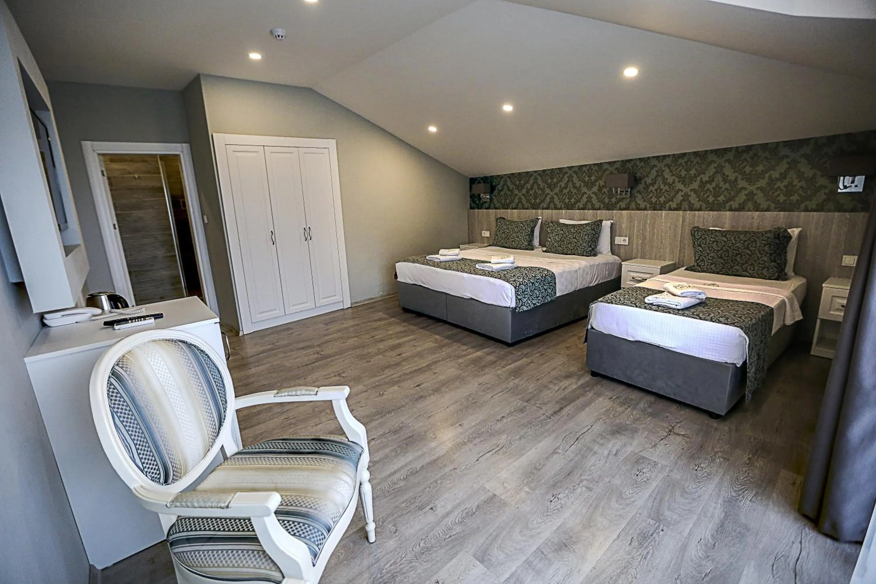 Bedroom, Bed in Doa Suite Hotel