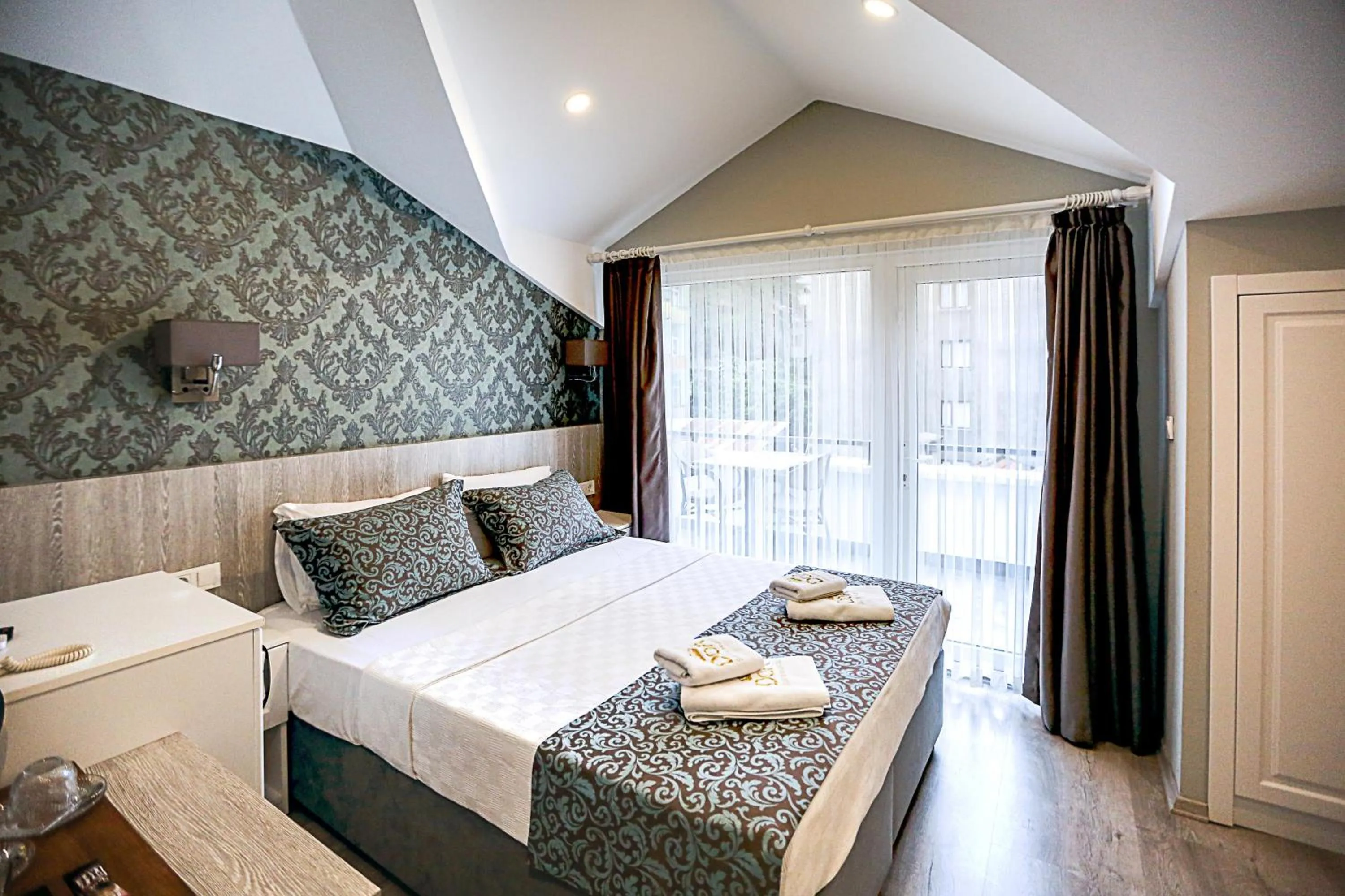 Bedroom, Bed in Doa Suite Hotel