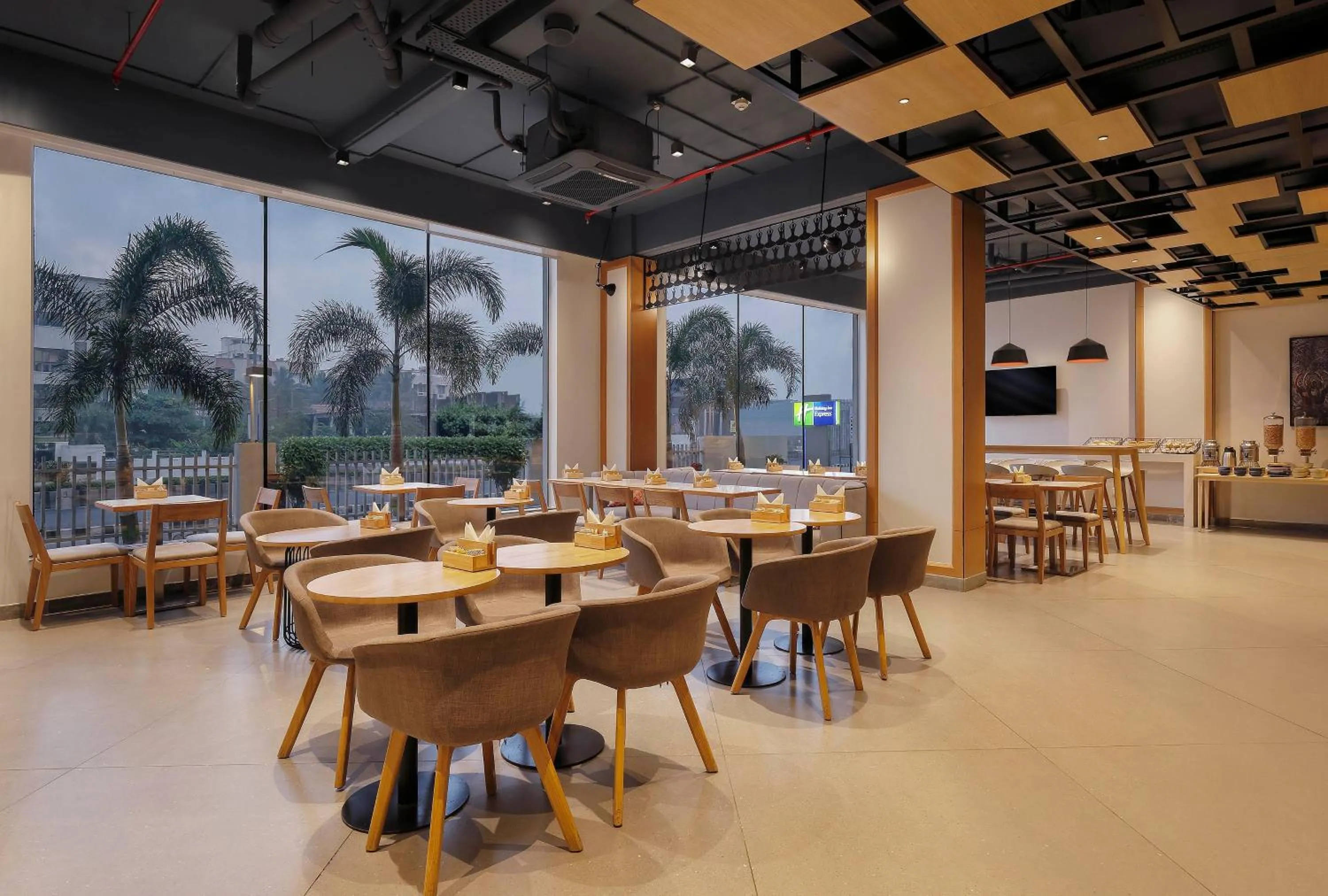 Restaurant/places to eat in Holiday Inn Express Chennai OMR Thoraipakkam by IHG