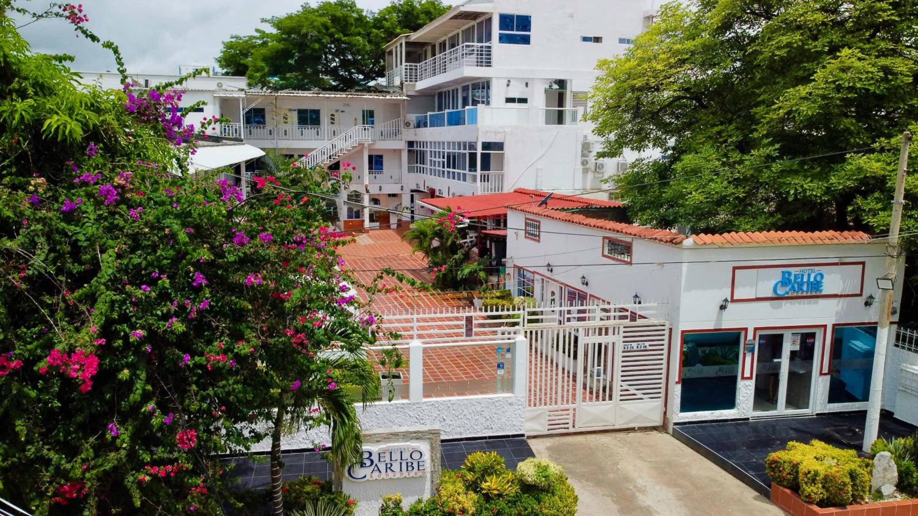 Property building in Hotel Bello Caribe Rodadero