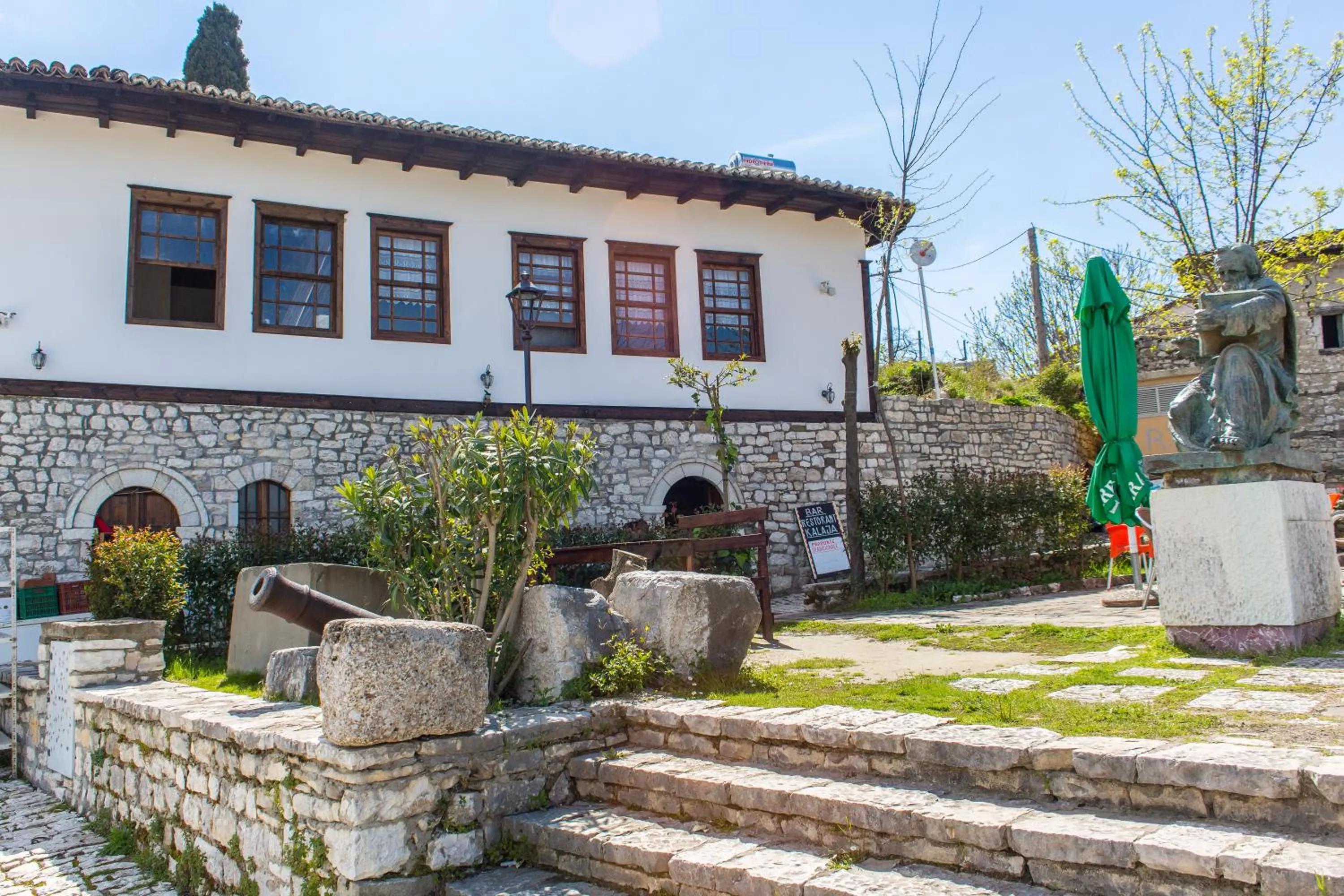 Facade/entrance in Hotel Kalaja