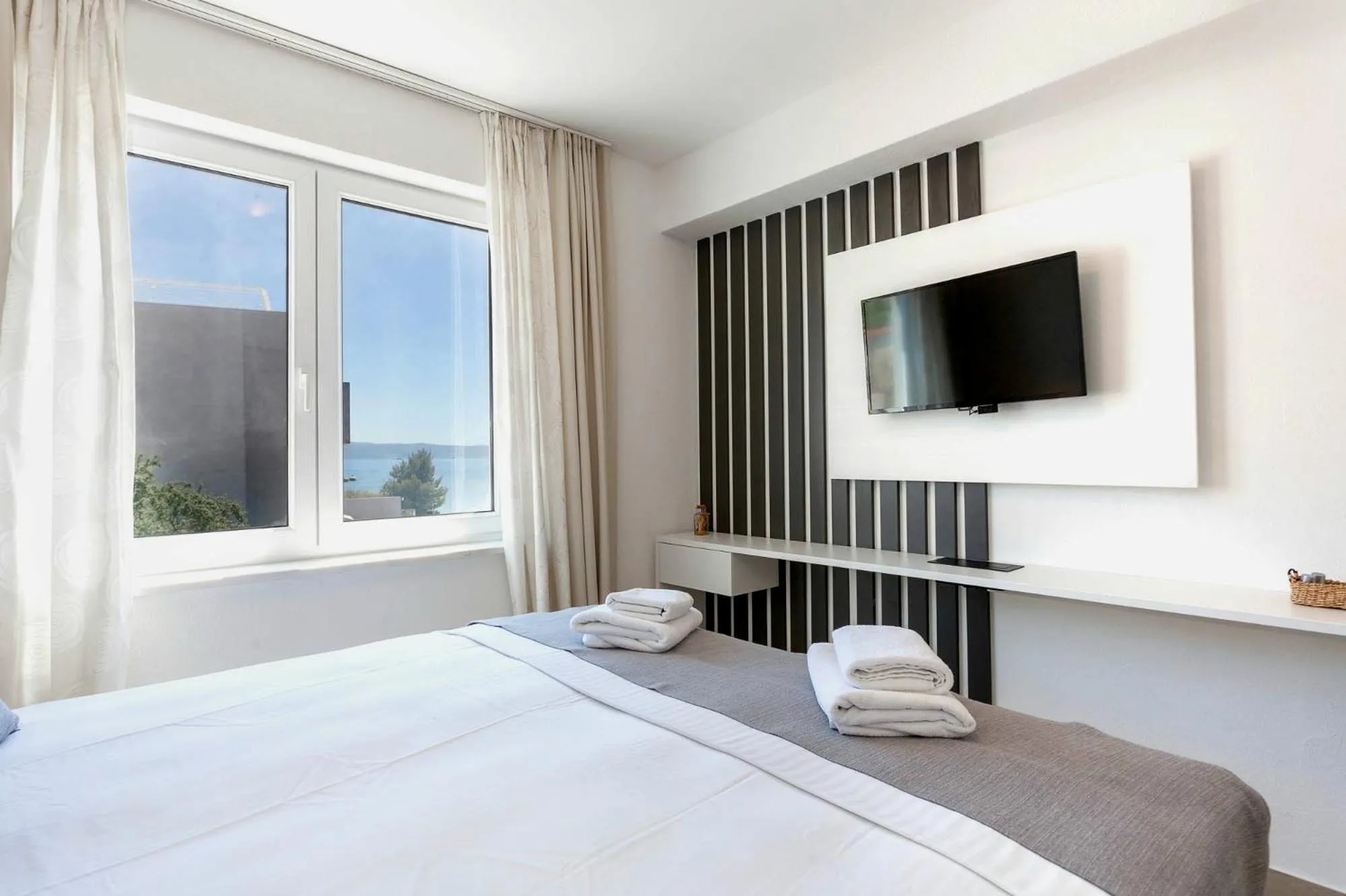 Bed in Sunset Split Rooms