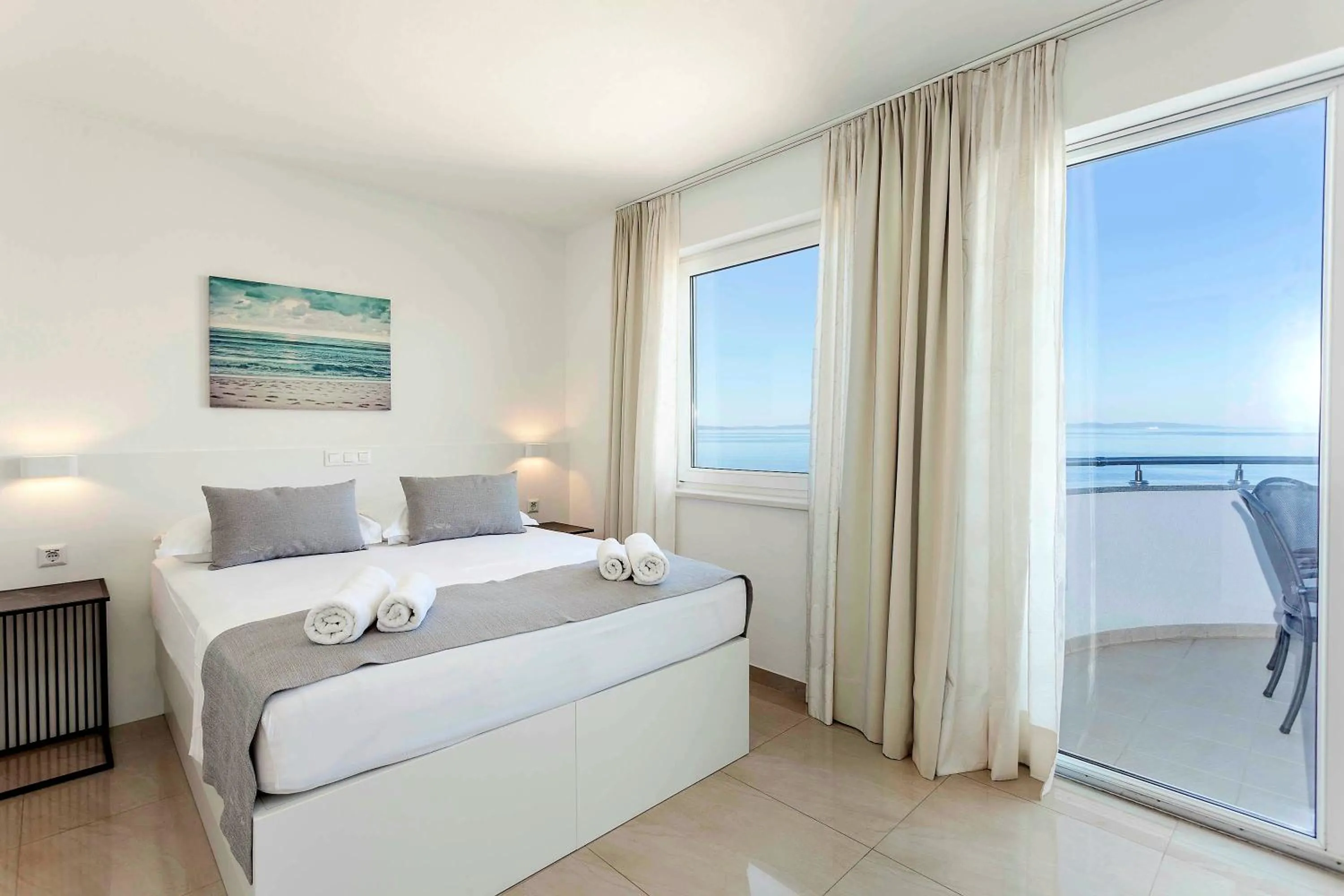 Bed in Sunset Split Rooms