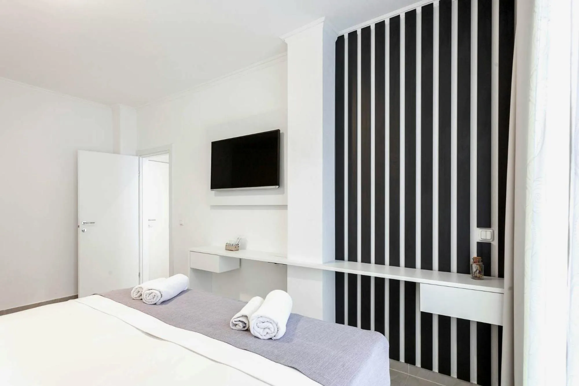 Bed in Sunset Split Rooms