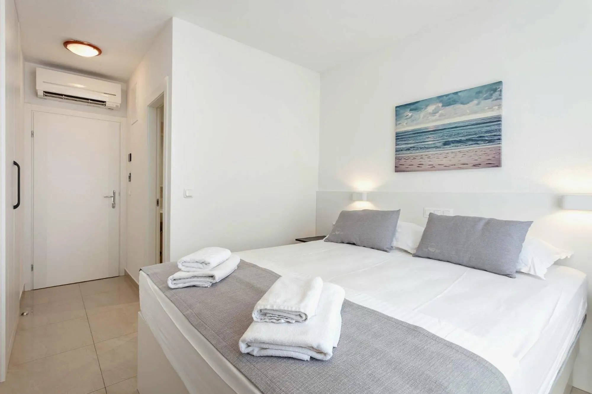 Bed in Sunset Split Rooms