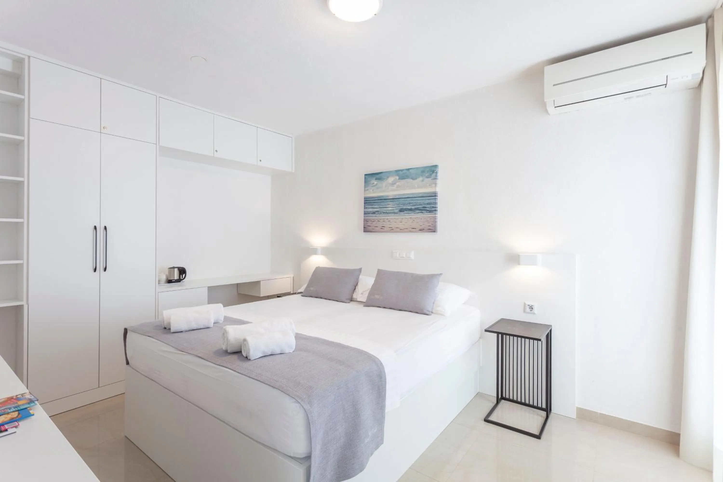 Bed in Sunset Split Rooms