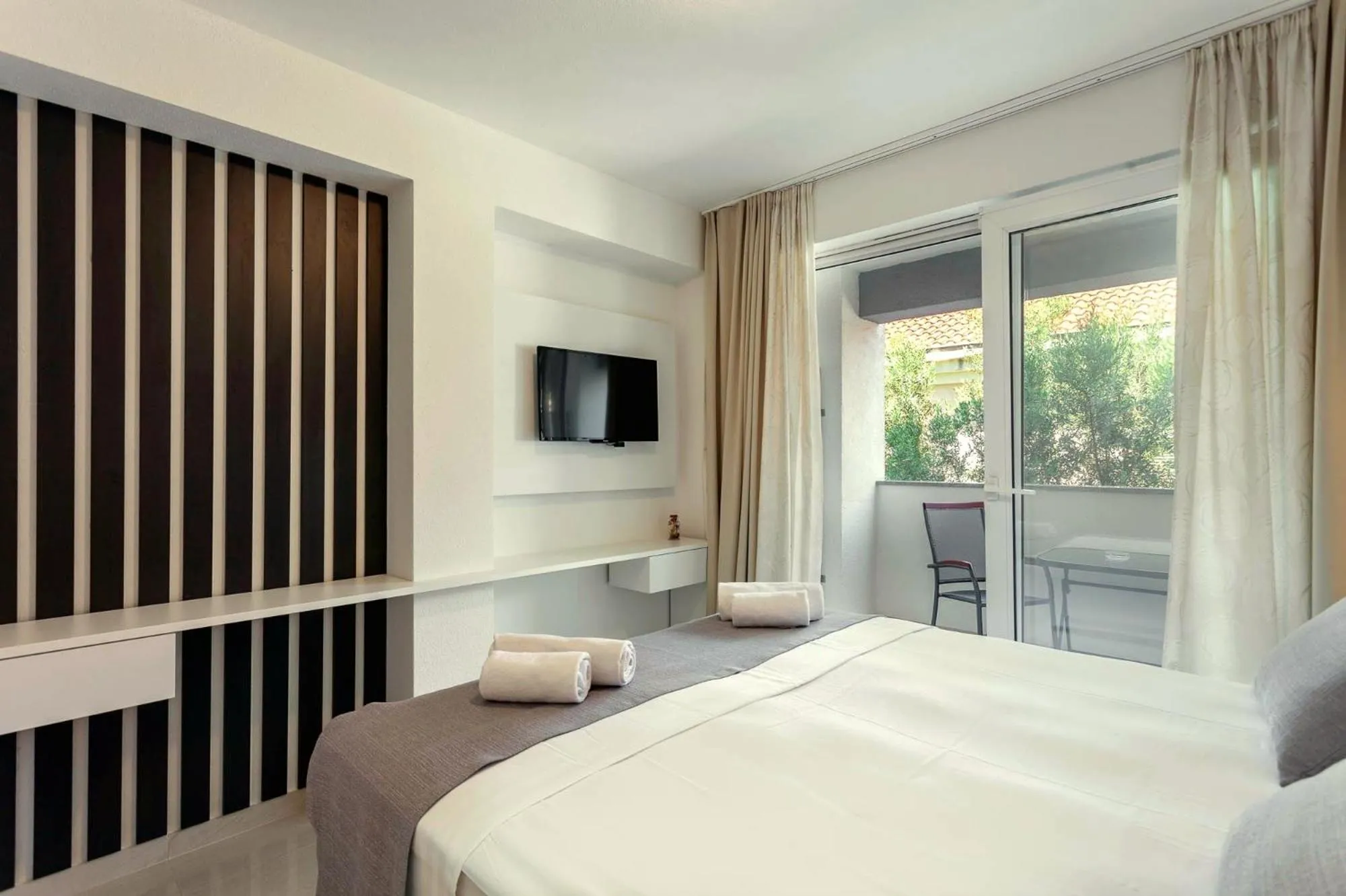 Bed in Sunset Split Rooms