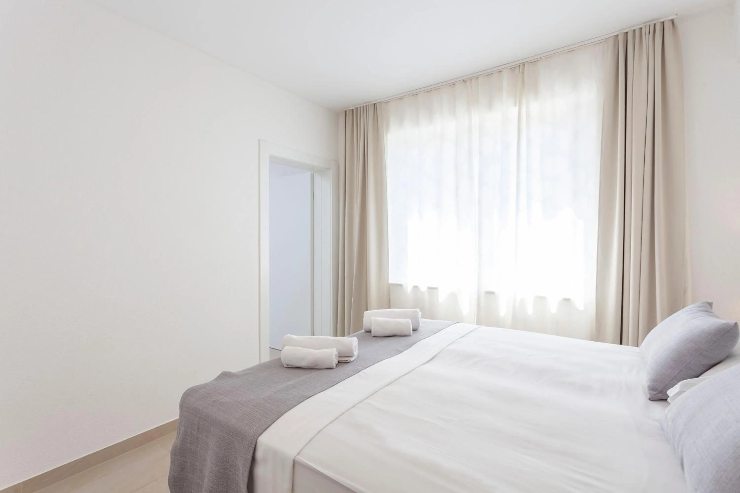 Bed in Sunset Split Rooms