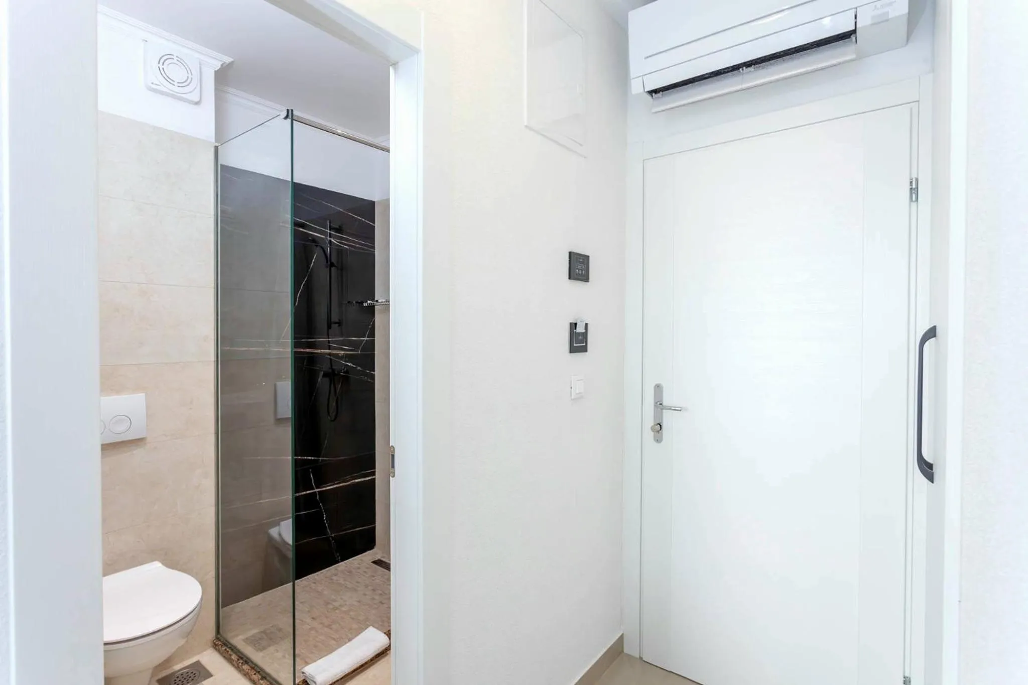 Shower in Sunset Split Rooms