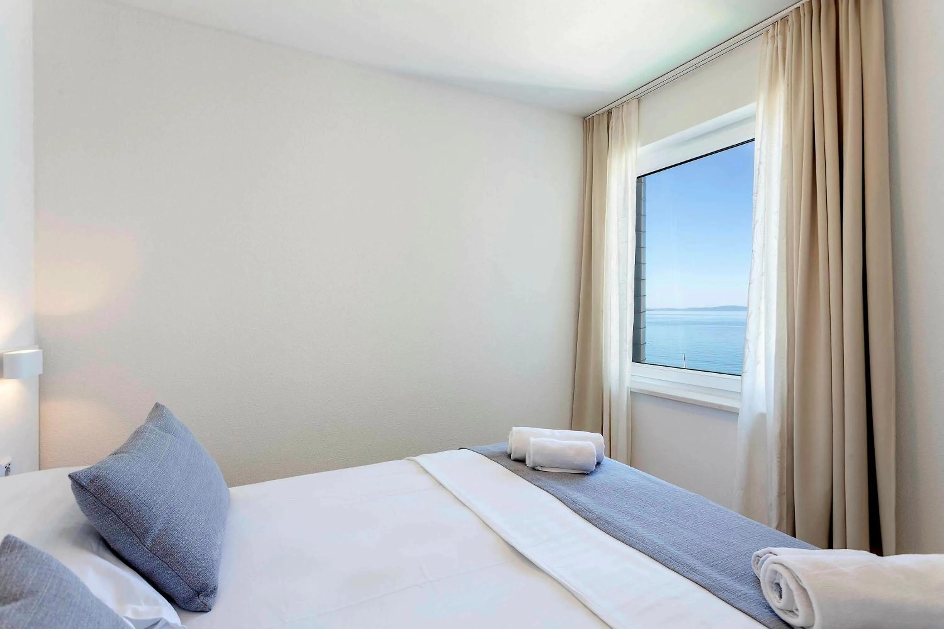 Bed in Sunset Split Rooms