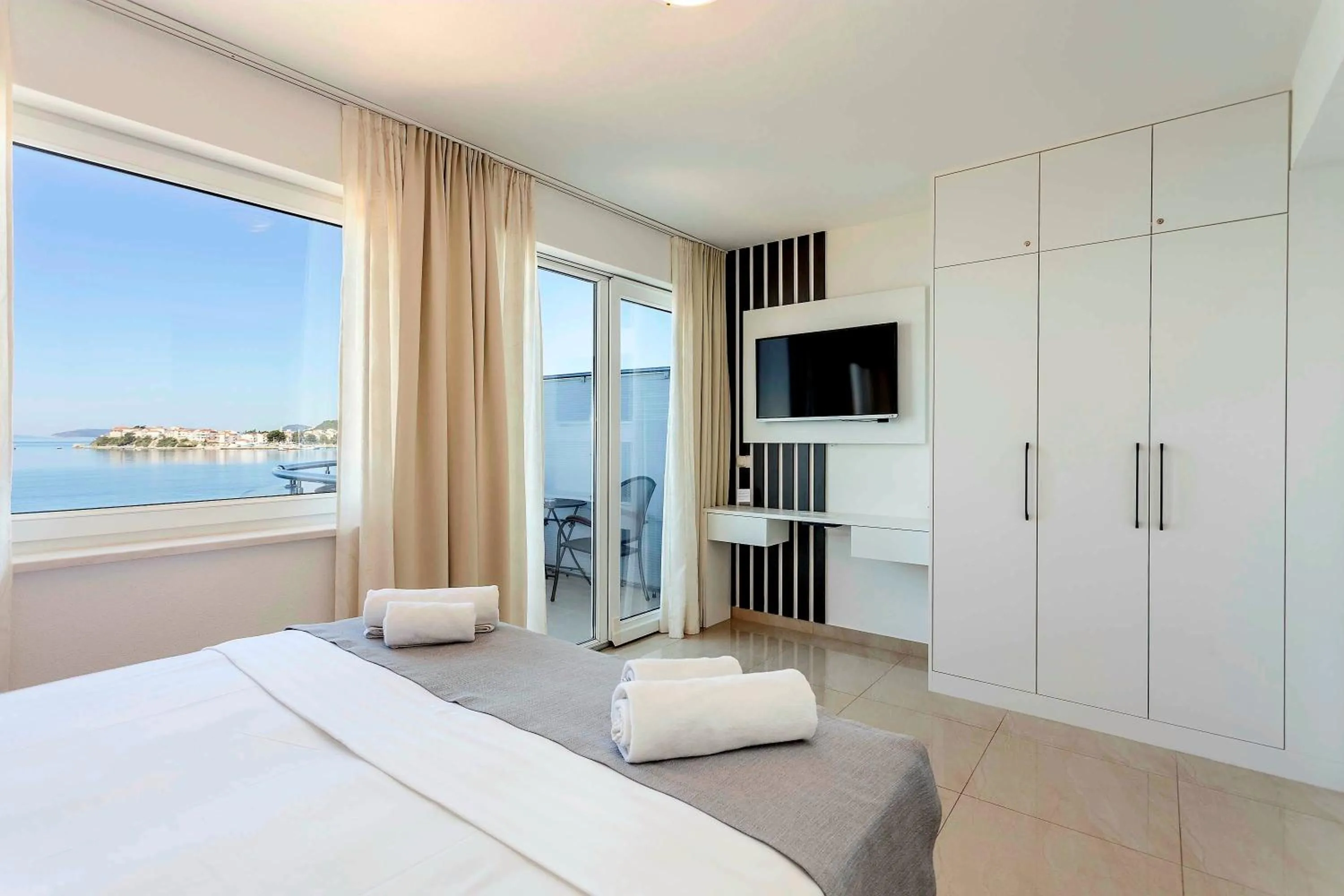 Bed in Sunset Split Rooms