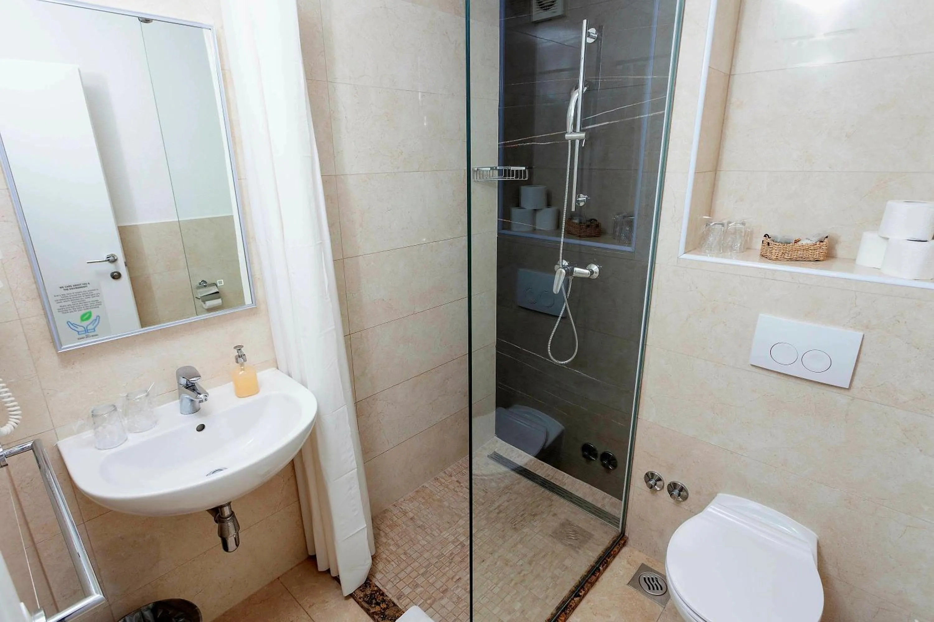 Shower in Sunset Split Rooms