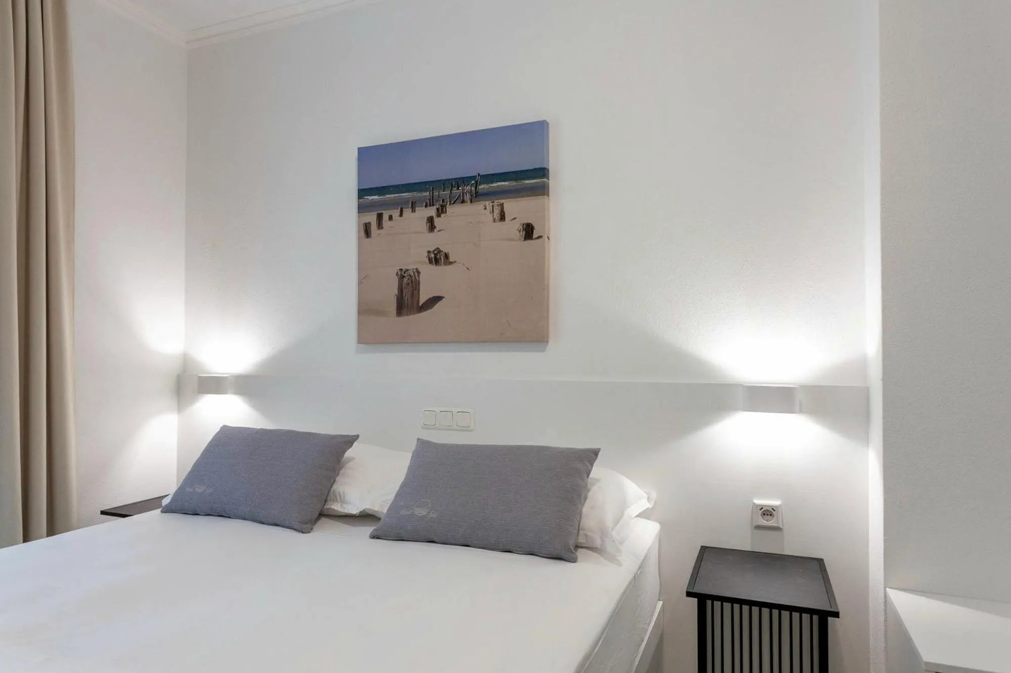 Bed in Sunset Split Rooms