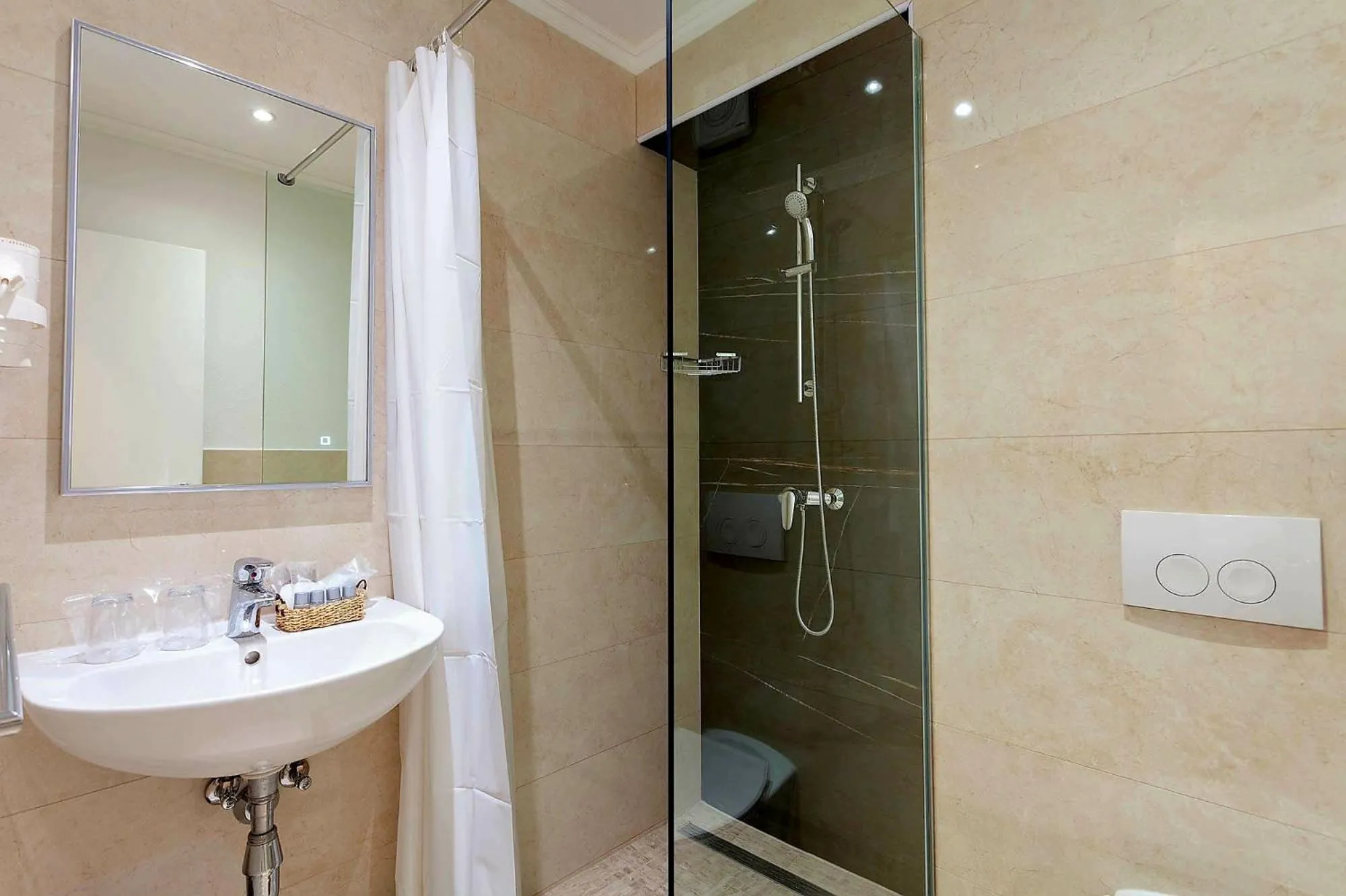 Shower in Sunset Split Rooms