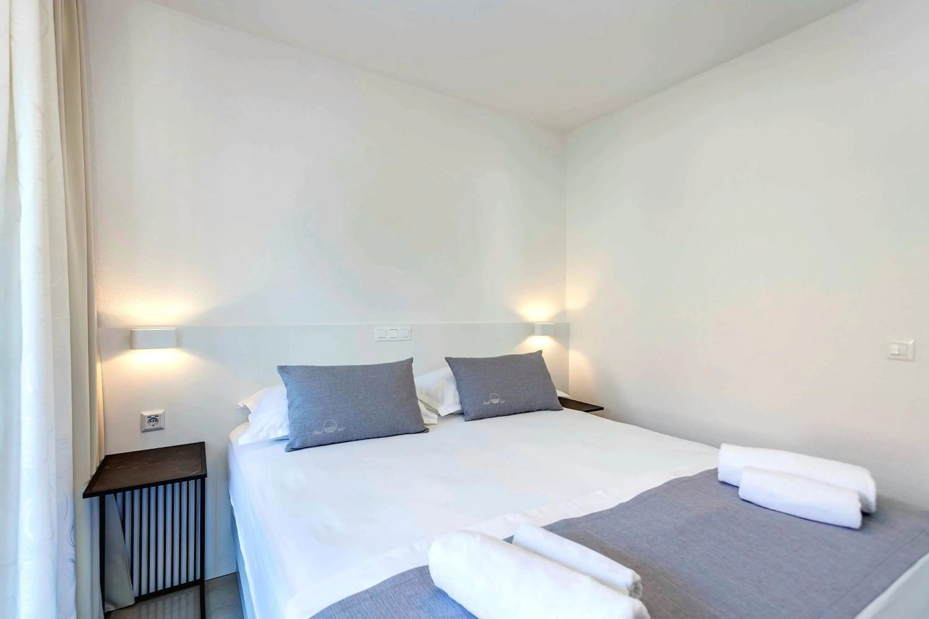 Bed in Sunset Split Rooms