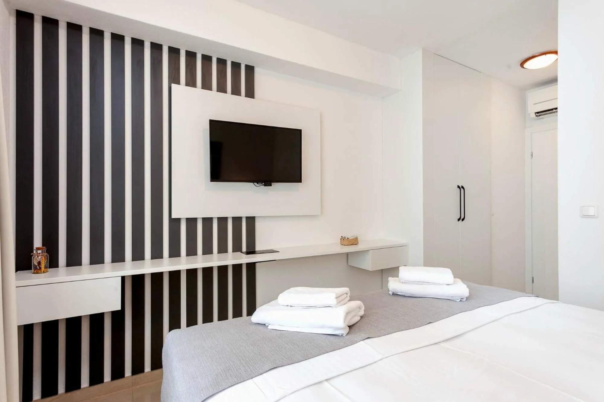 Bed in Sunset Split Rooms