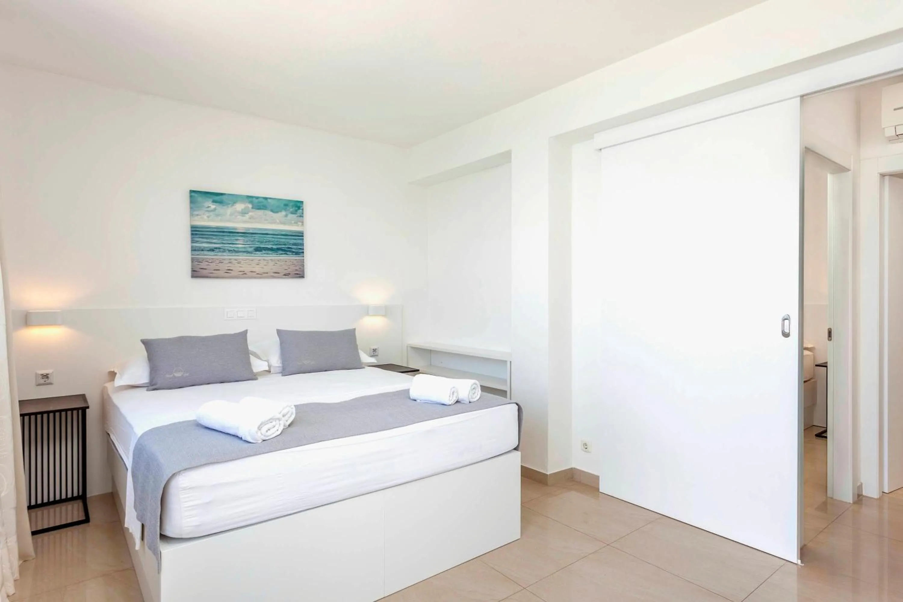 Bed in Sunset Split Rooms