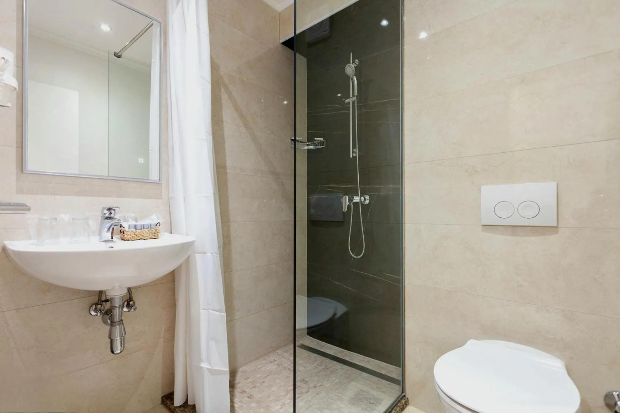 Shower in Sunset Split Rooms