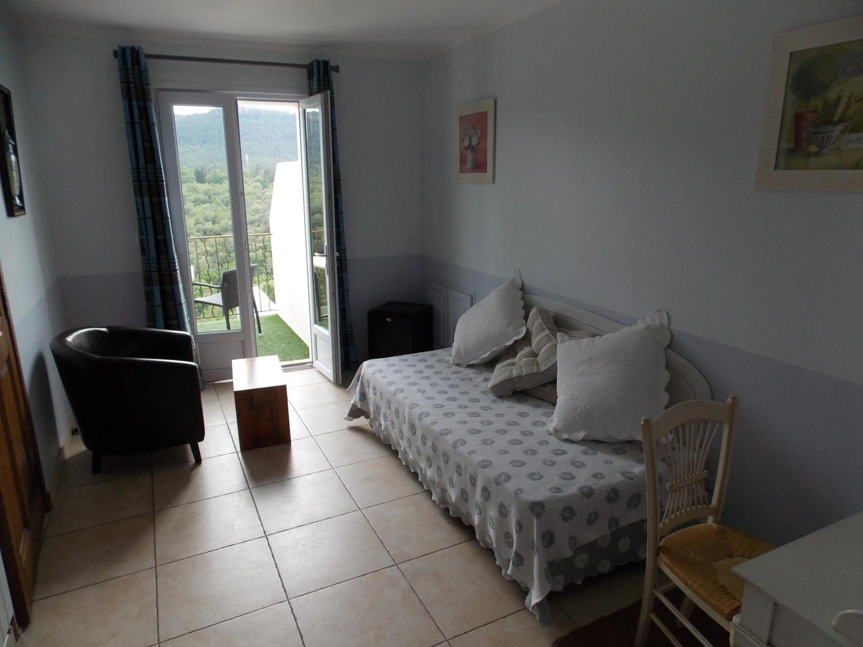 Living room, Bed in Au Relais Provencal