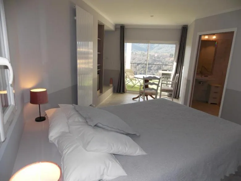 Photo of the whole room, Bed in Au Relais Provencal