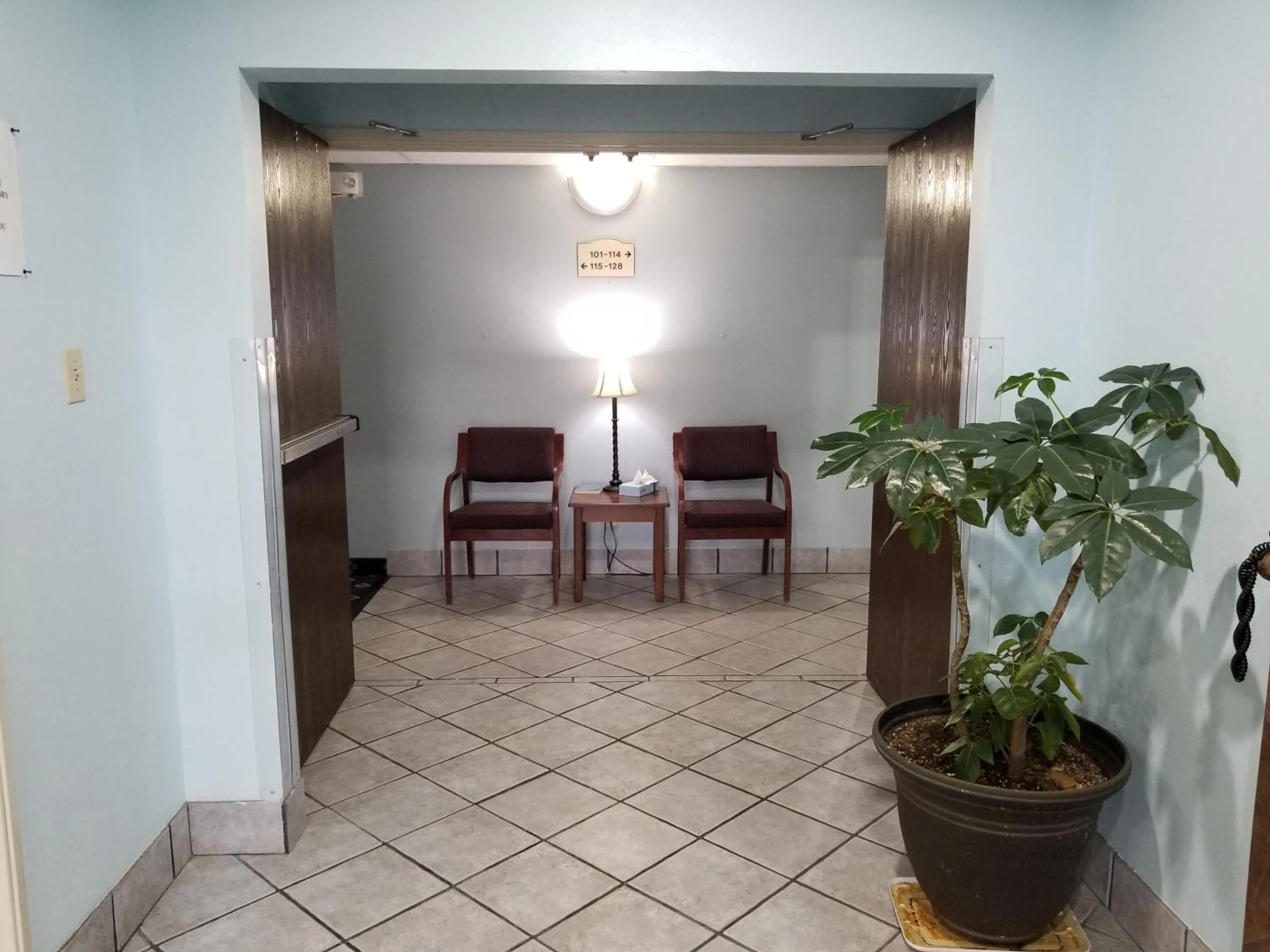 Facade/entrance in Briarwood Inn