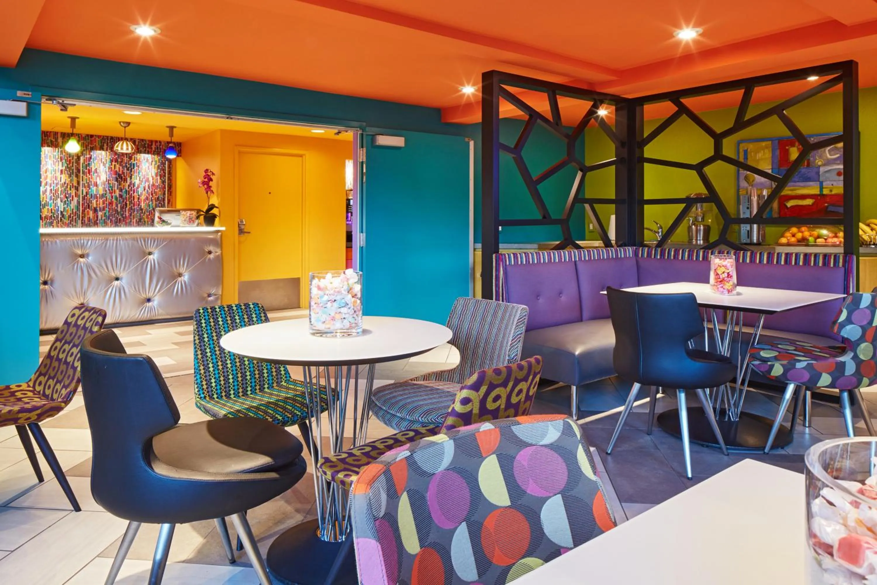 Communal lounge/ TV room in Inn at Northrup Station