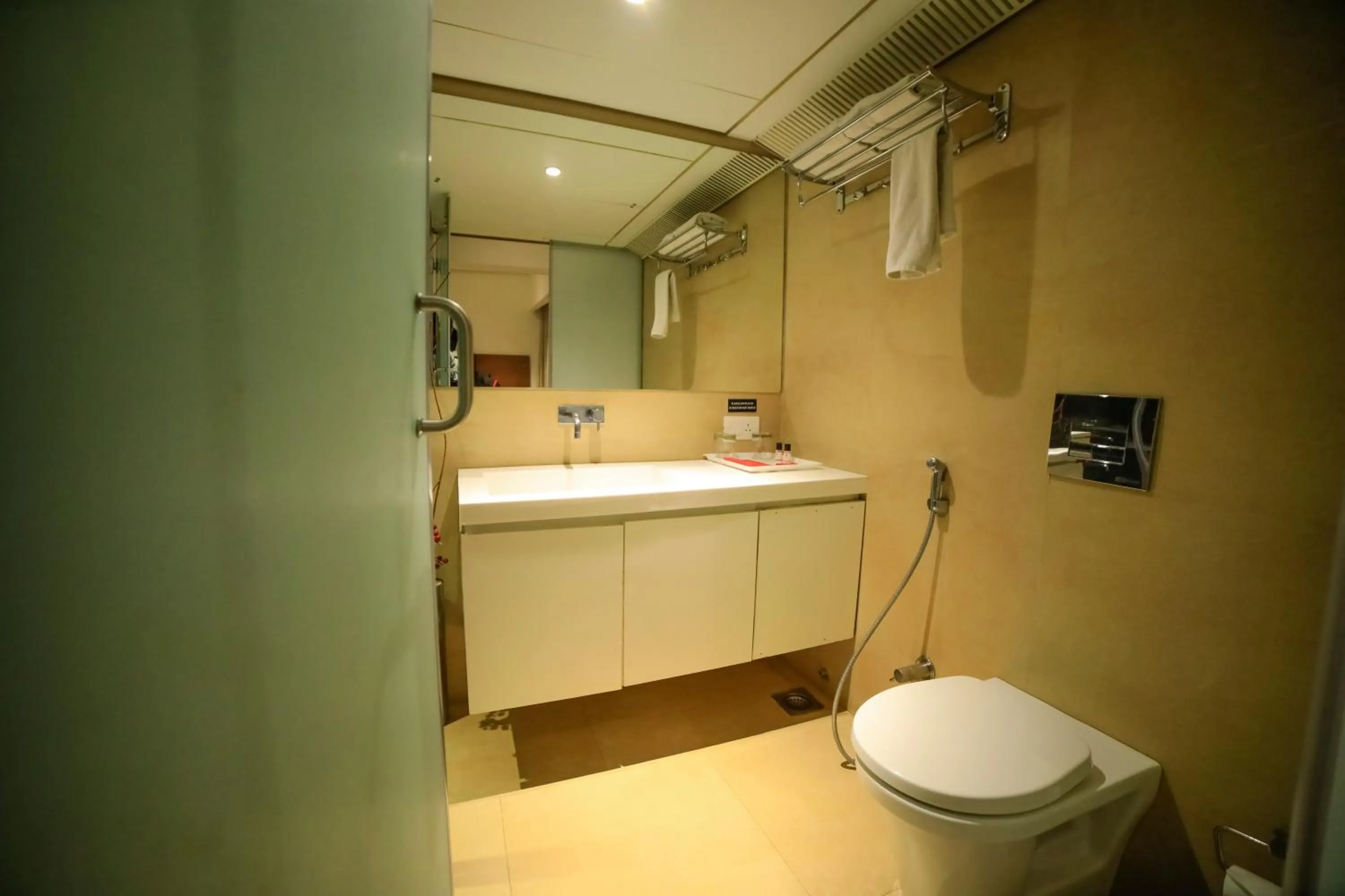 Toilet in Hotel German Palace Near to Airport